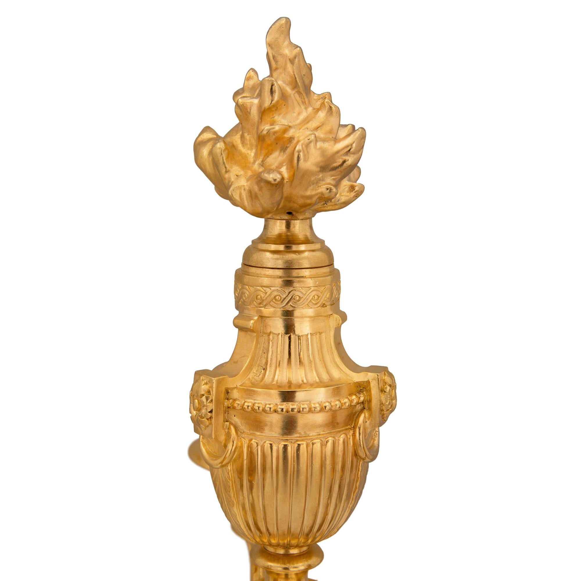 Paar französische Goldbronze-Kandelaber im Louis-XVI.-Stil des 19. Jahrhunderts (Louis XVI.) im Angebot
