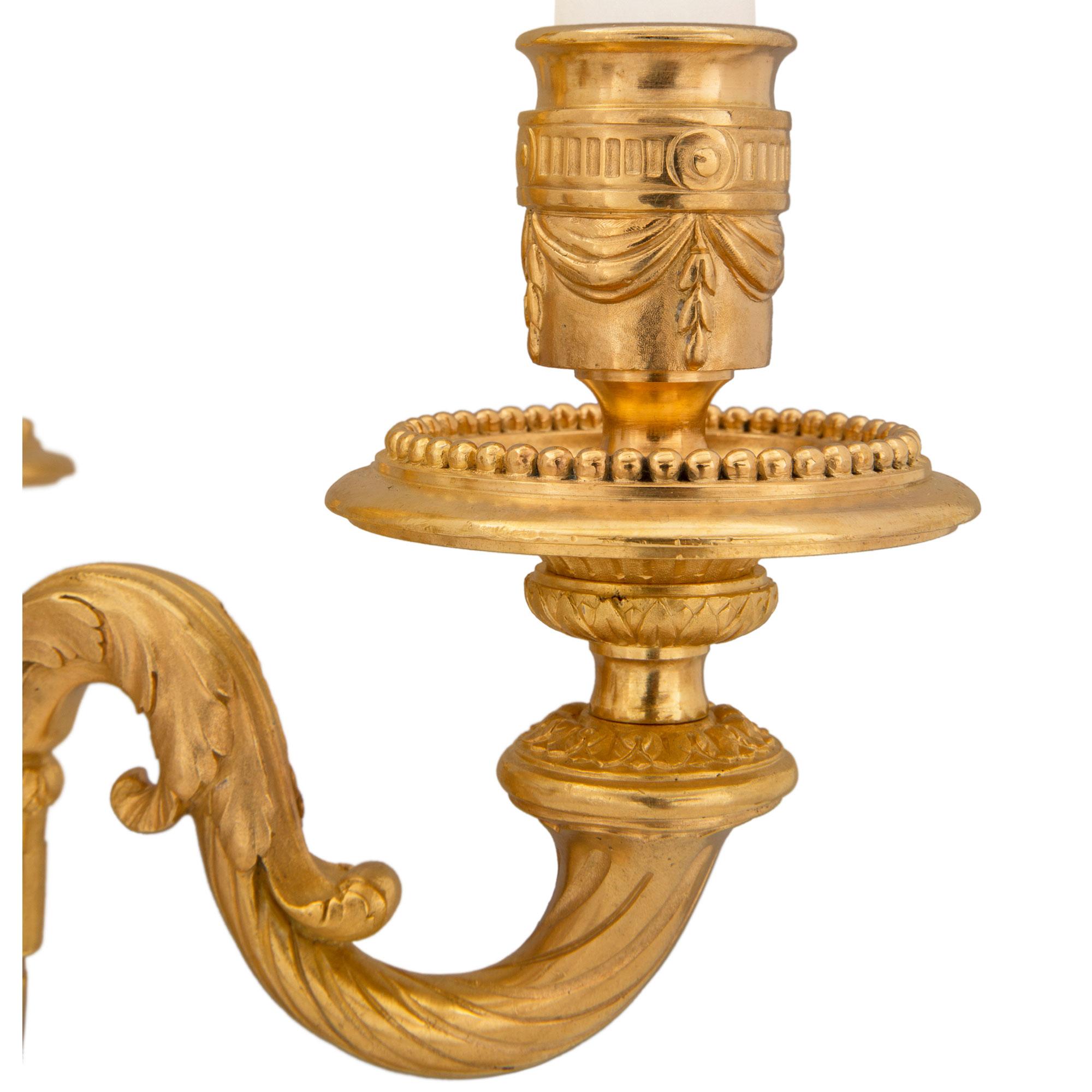 Paar französische Goldbronze-Kandelaber im Louis-XVI.-Stil des 19. Jahrhunderts (Französisch) im Angebot