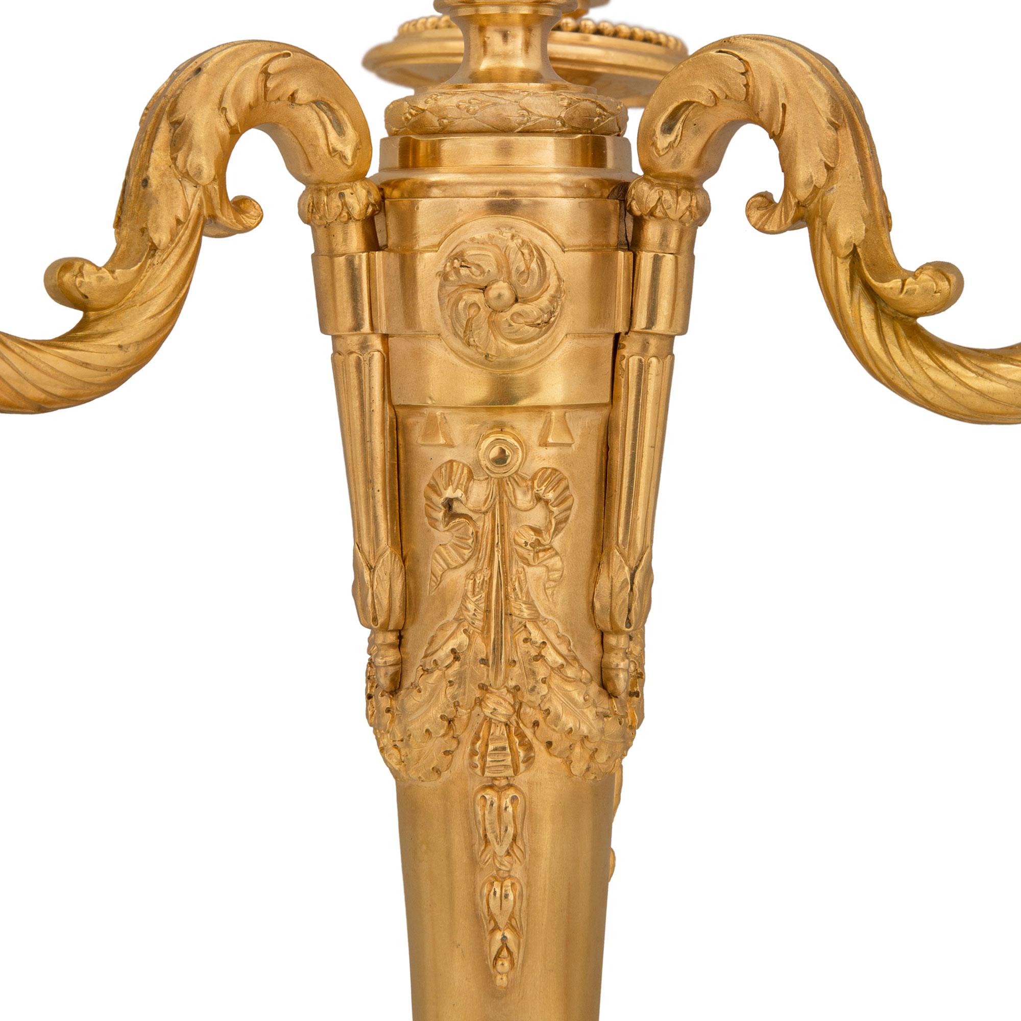 Paar französische Goldbronze-Kandelaber im Louis-XVI.-Stil des 19. Jahrhunderts im Zustand „Gut“ im Angebot in West Palm Beach, FL