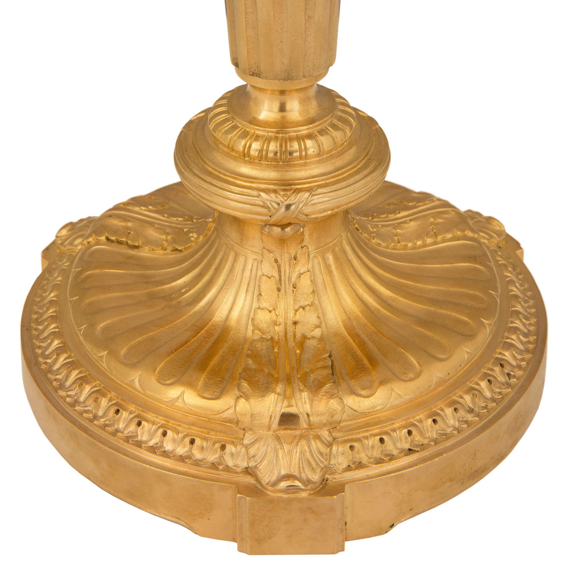 Paire de candélabres en bronze doré de style Louis XVI du XIXe siècle français en vente 1