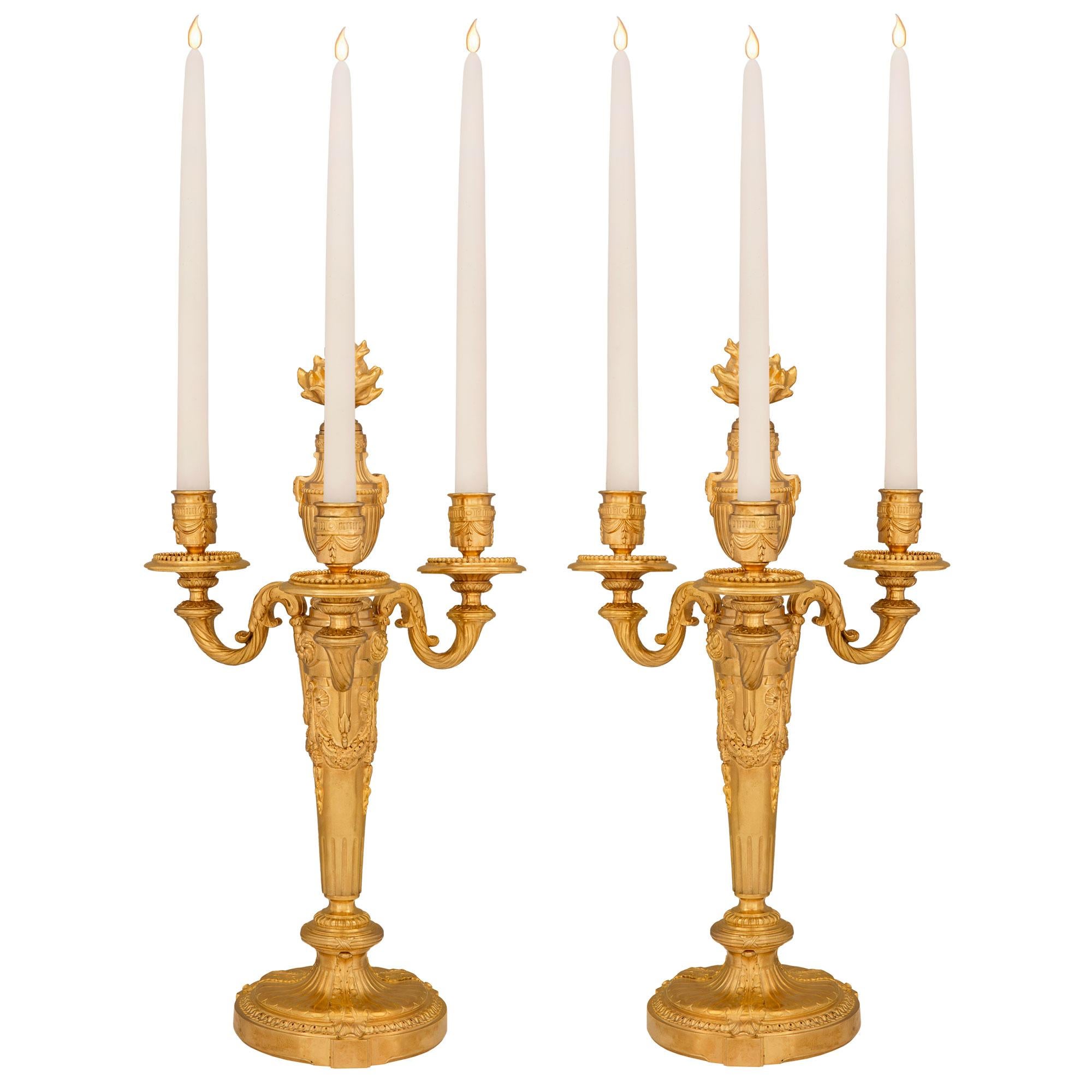Paar französische Goldbronze-Kandelaber im Louis-XVI.-Stil des 19. Jahrhunderts