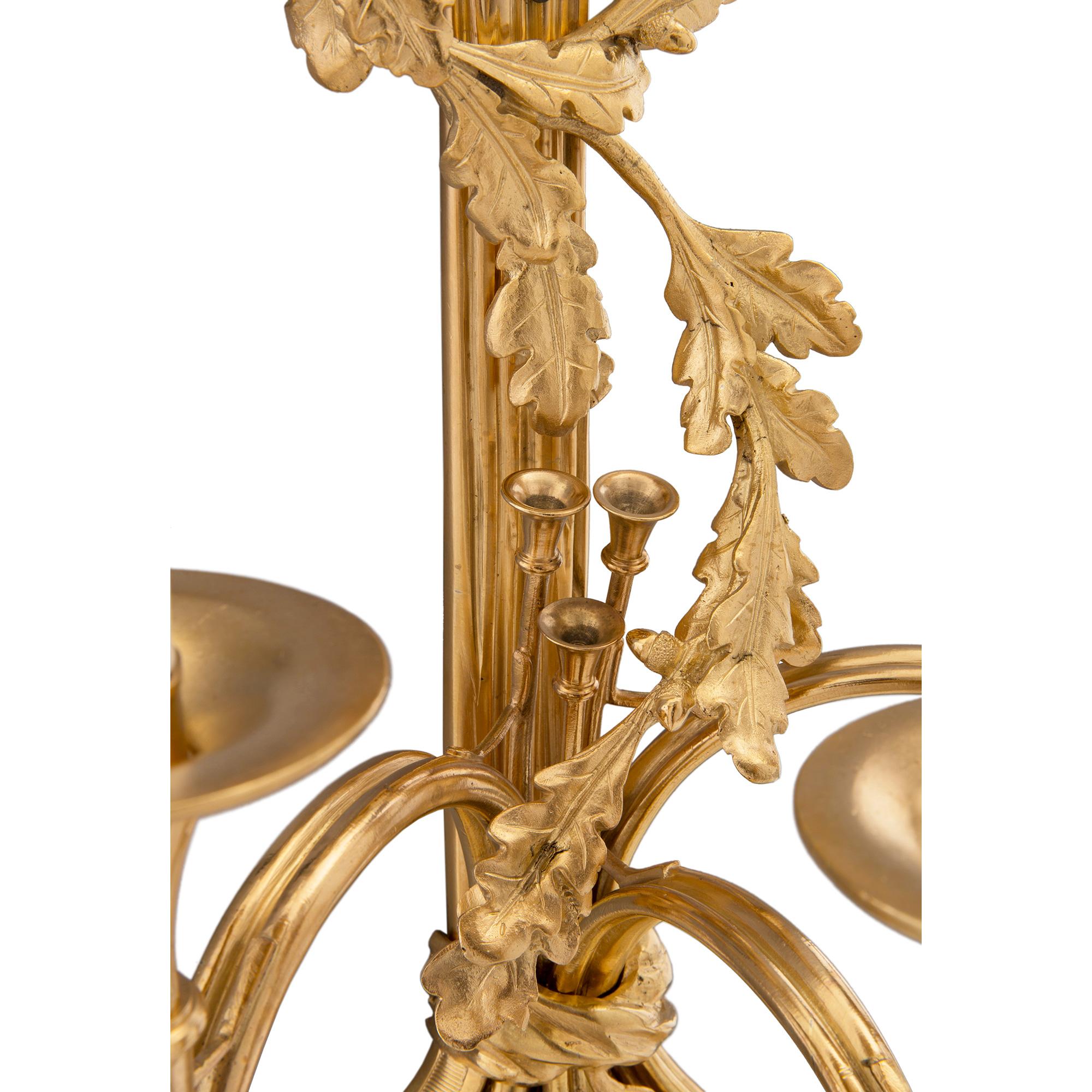 Bronze doré Paire d'appliques à trois bras en bronze doré de style Louis XVI du XIXe siècle français en vente