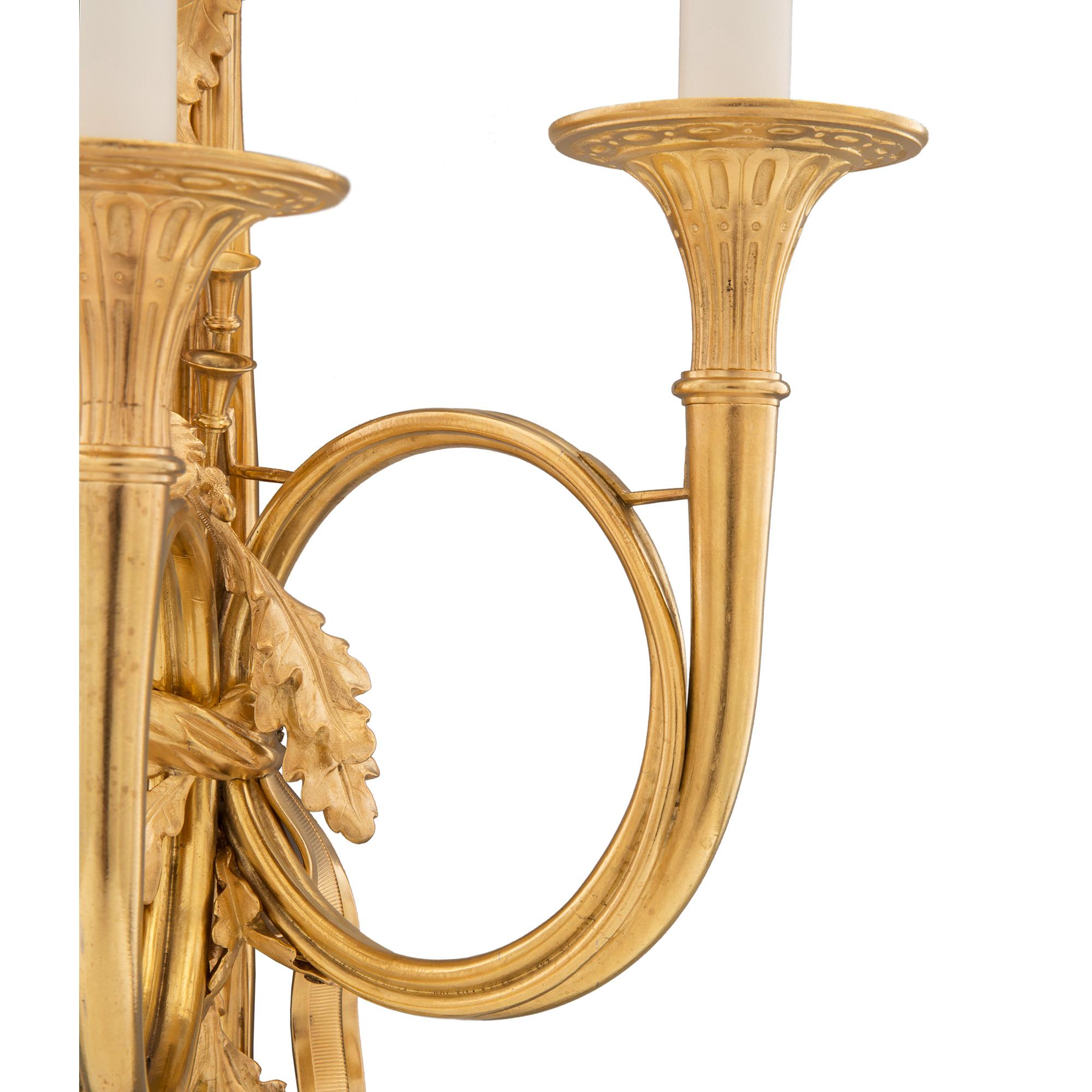 Paire d'appliques à trois bras en bronze doré de style Louis XVI du XIXe siècle français en vente 1