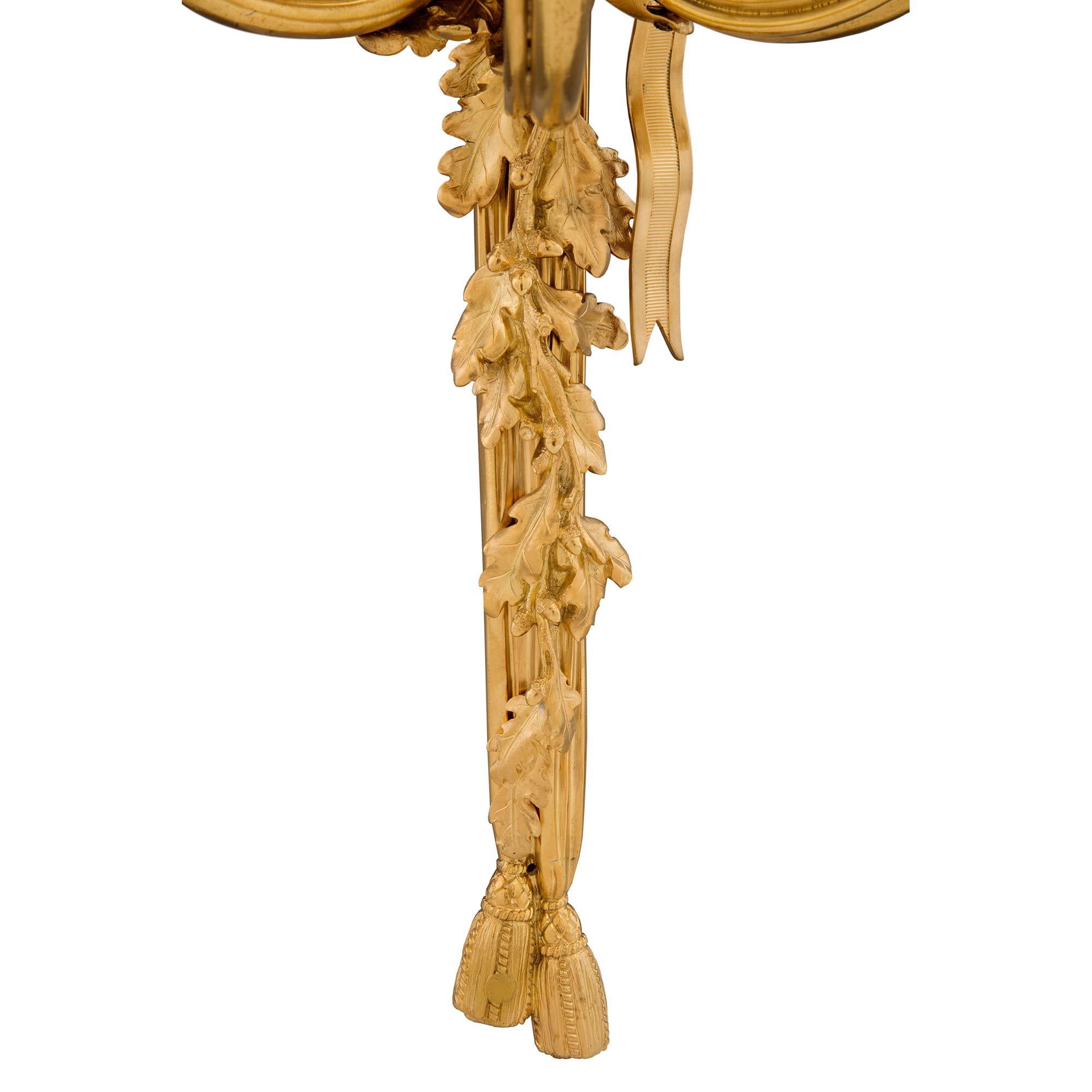 Paire d'appliques à trois bras en bronze doré de style Louis XVI du XIXe siècle français en vente 2