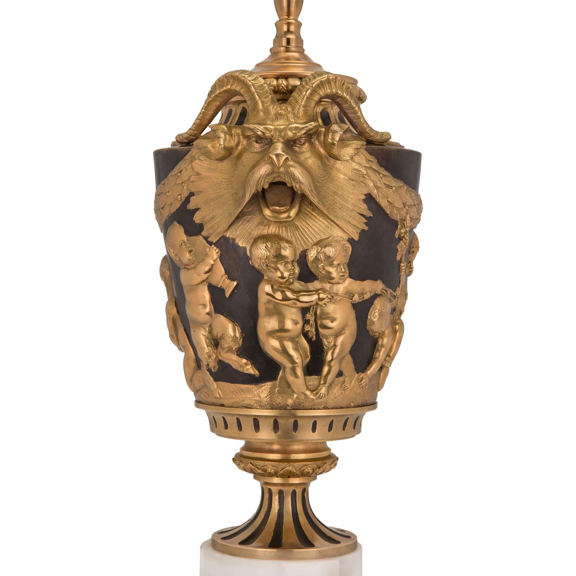 Français Paire de lampes françaises de style Louis XVI du 19ème siècle en bronze patiné et bronze doré en vente