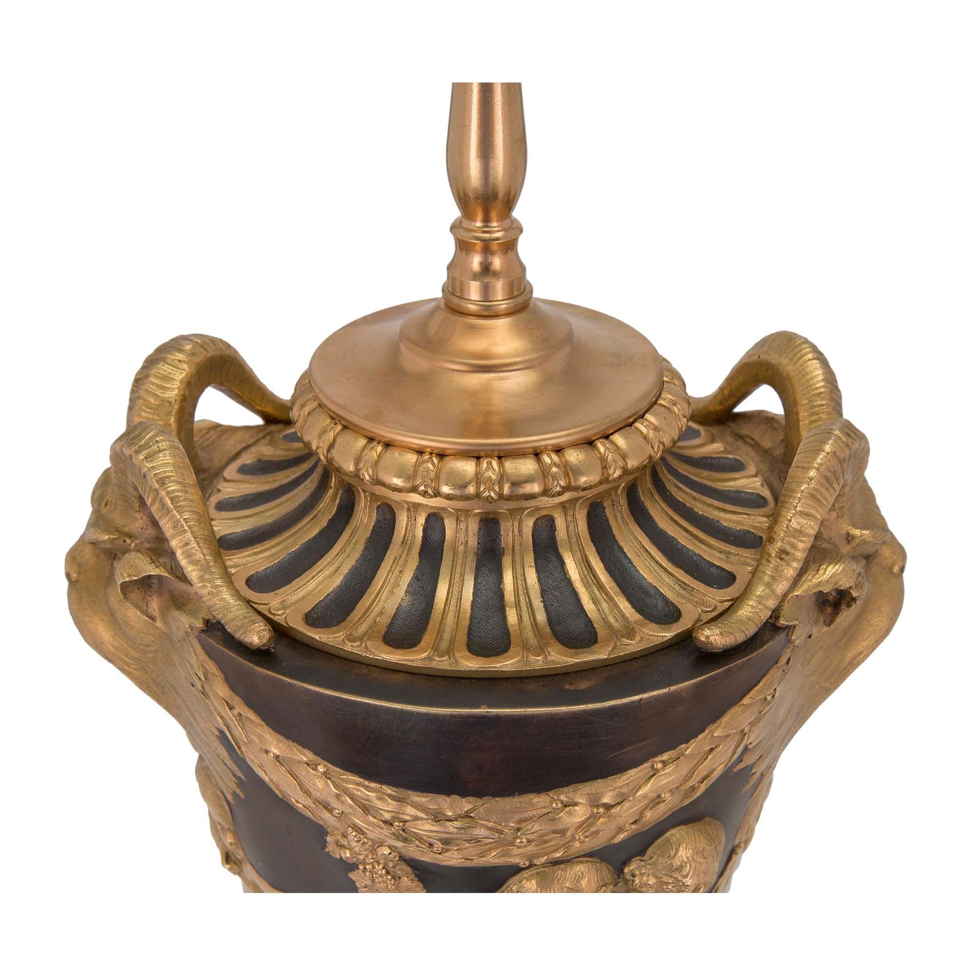 Patiné Paire de lampes françaises de style Louis XVI du 19ème siècle en bronze patiné et bronze doré en vente