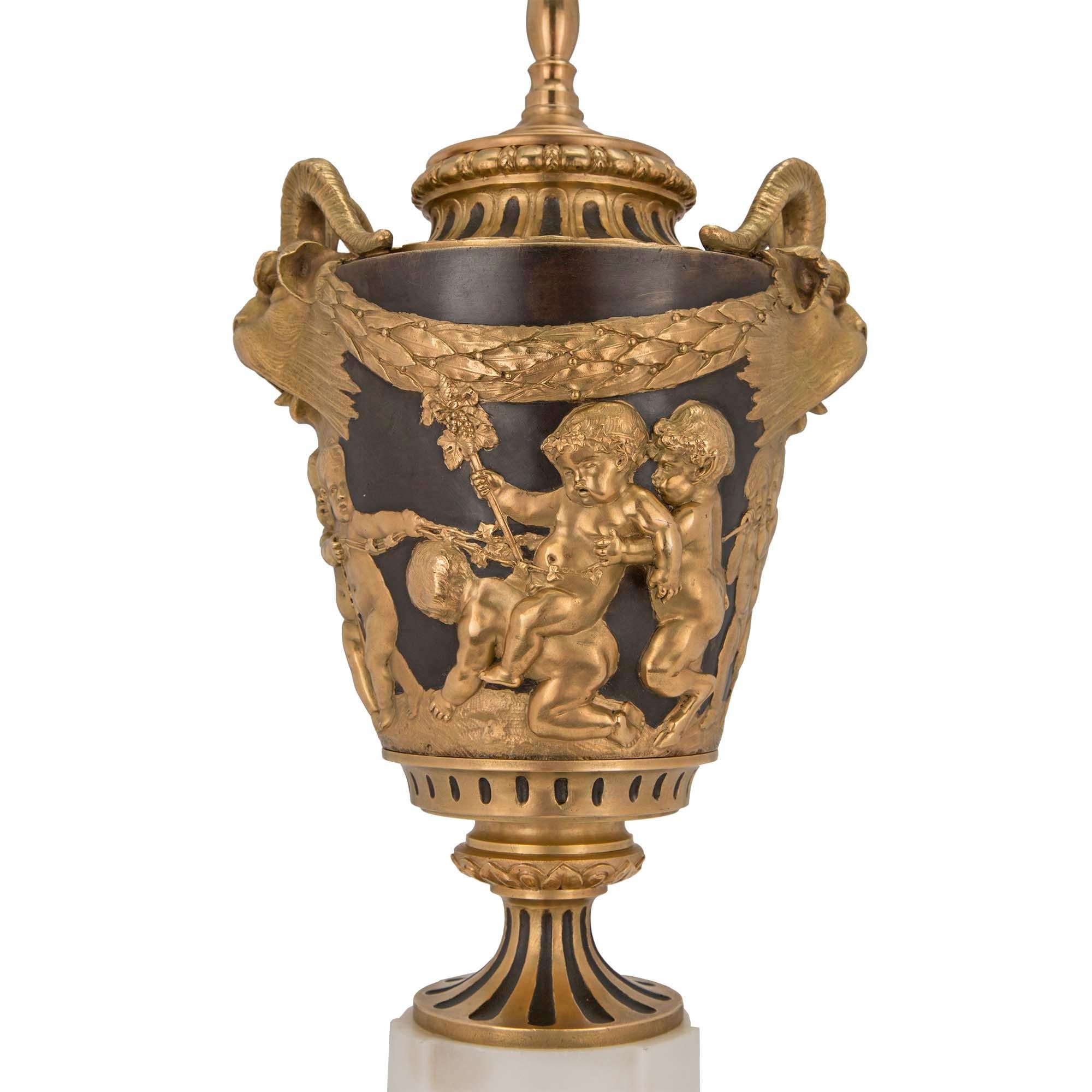 Paar französische Lampen aus patinierter Bronze und Goldbronze im Louis-XVI-Stil des 19. Jahrhunderts (Patiniert) im Angebot