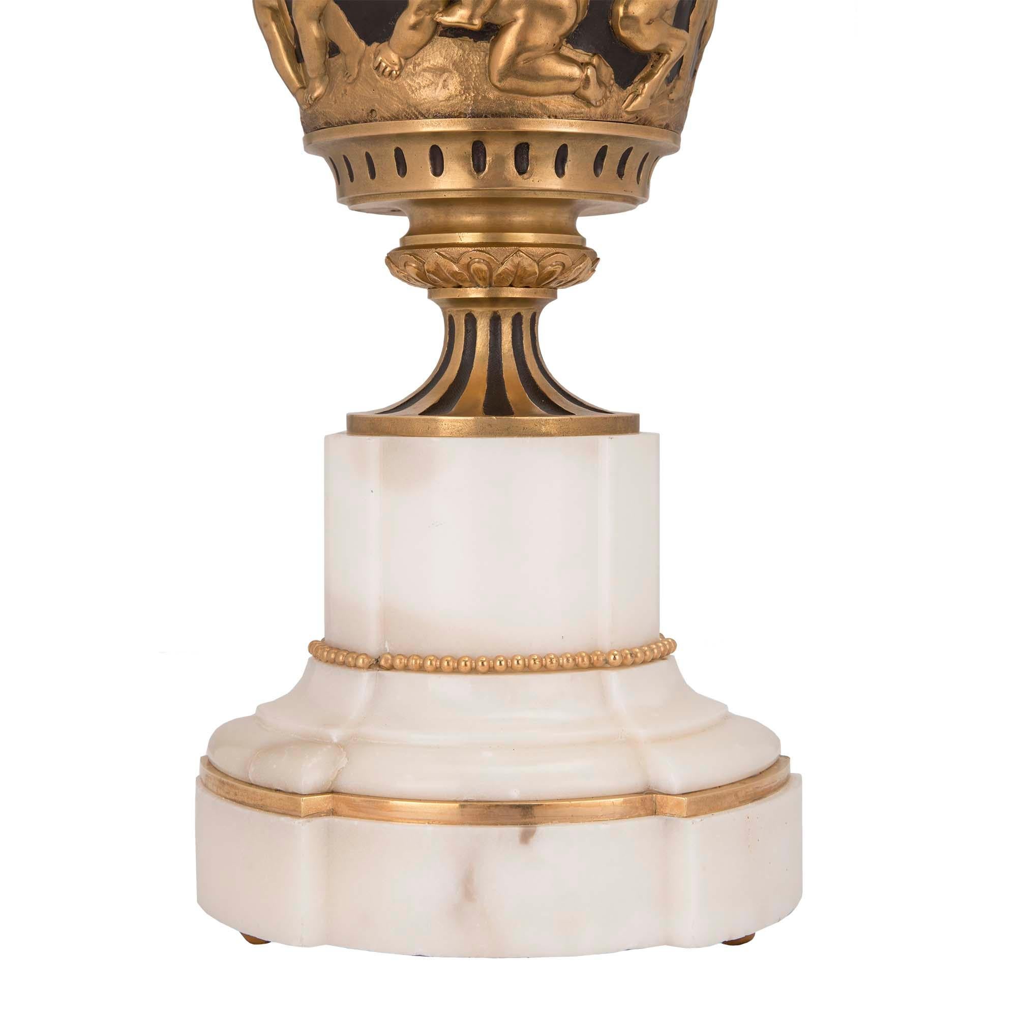 XIXe siècle Paire de lampes françaises de style Louis XVI du 19ème siècle en bronze patiné et bronze doré en vente