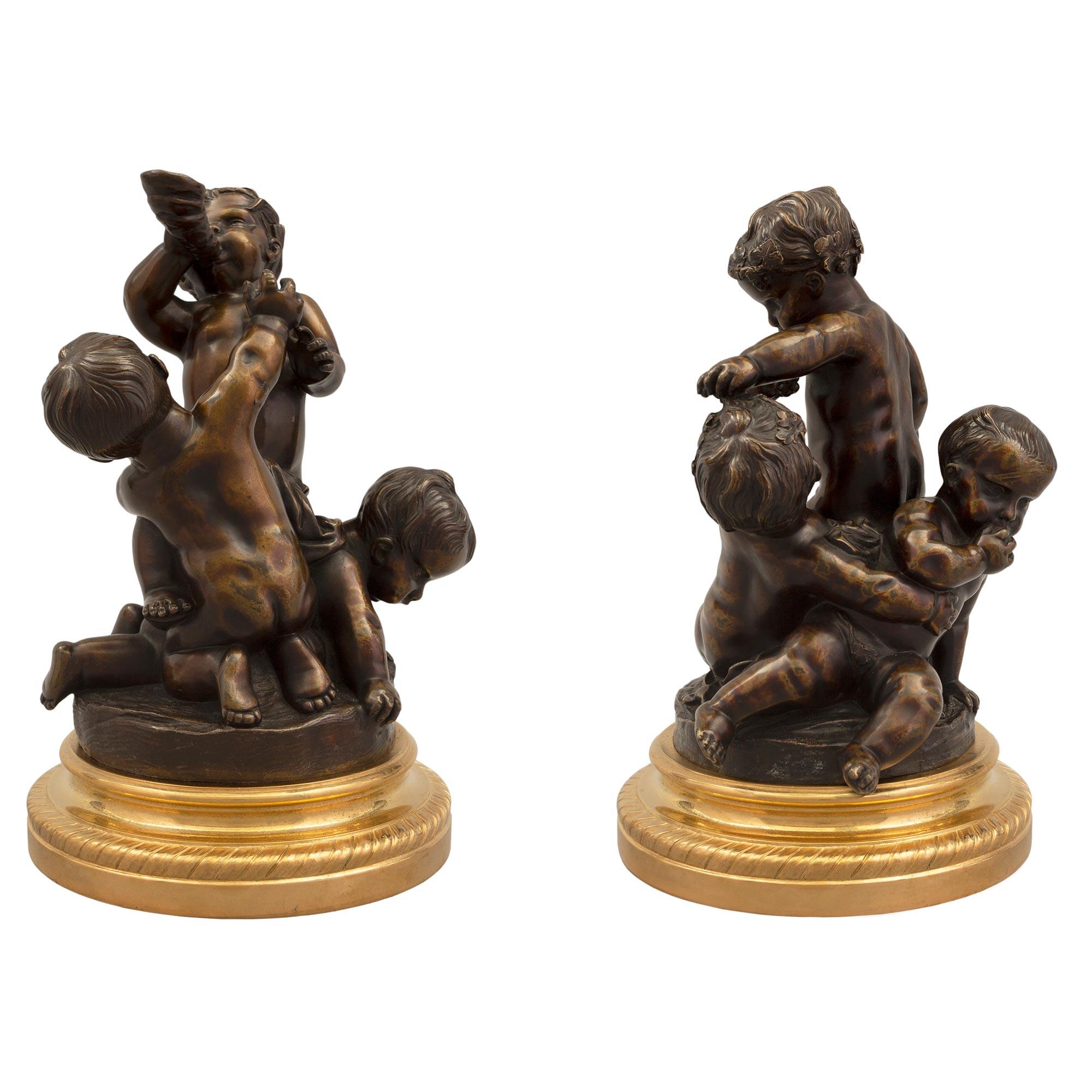 Una bella e fantasiosa coppia di statue francesi del XIX secolo in bronzo patinato e ormolu del XIX secolo. Ogni statua è sollevata da una base circolare in ormolu con un disegno a corda attorcigliata e un bordo screziato. Una delle statue raffigura
