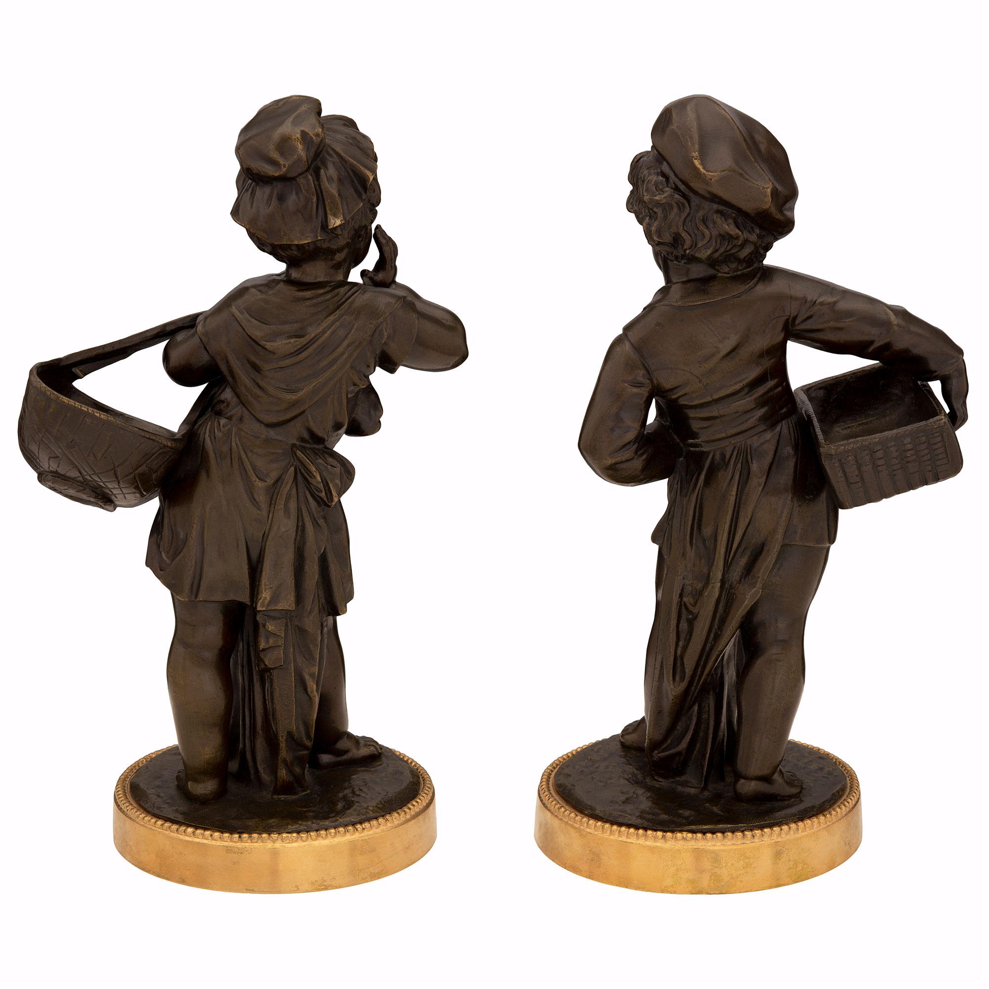  Paar französische Statuen aus patinierter Bronze und Goldbronze im Louis-XVI-Stil des 19. Jahrhunderts (Französisch) im Angebot