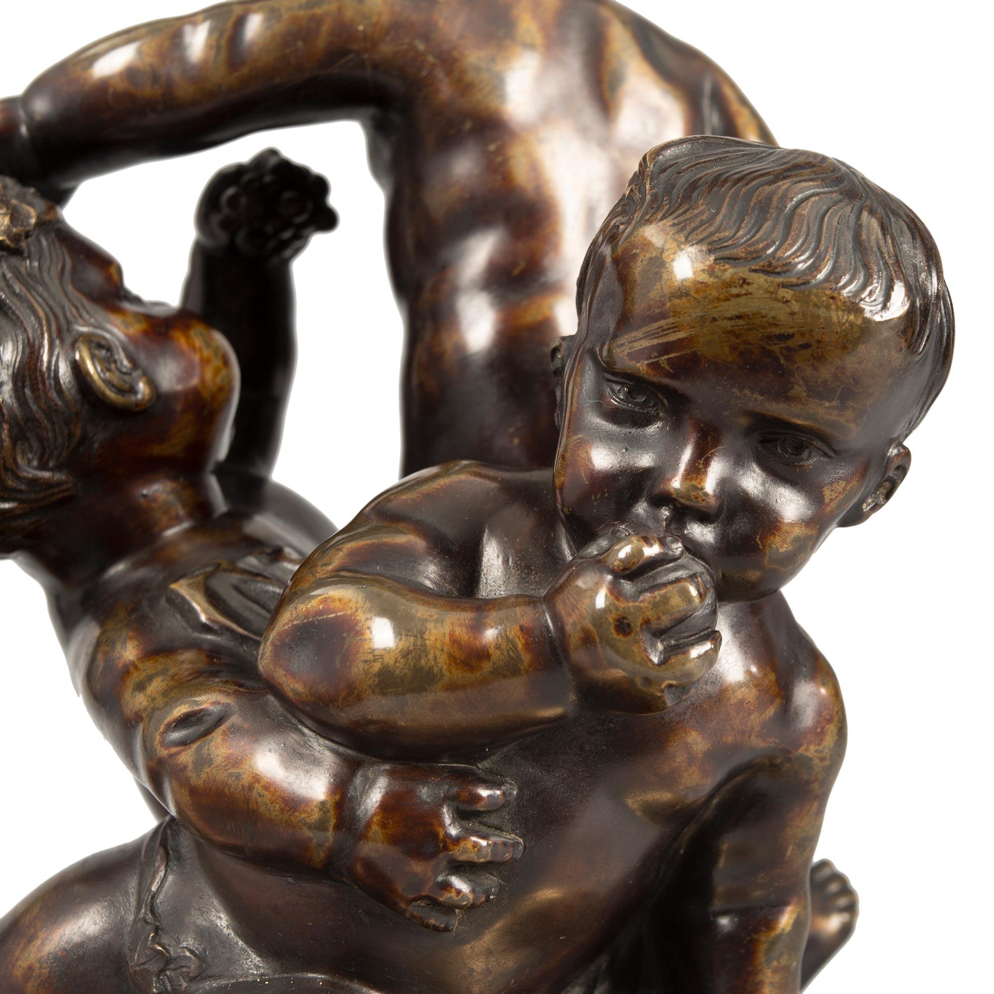 Coppia di statue francesi del XIX secolo in stile Luigi XVI in bronzo patinato e ormolu in vendita 1