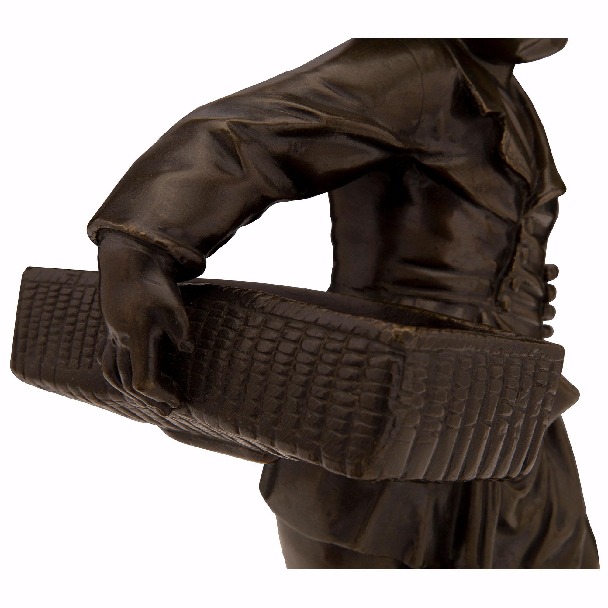 Coppia di statue francesi del XIX secolo in stile Luigi XVI in bronzo patinato e ormolu in vendita 1