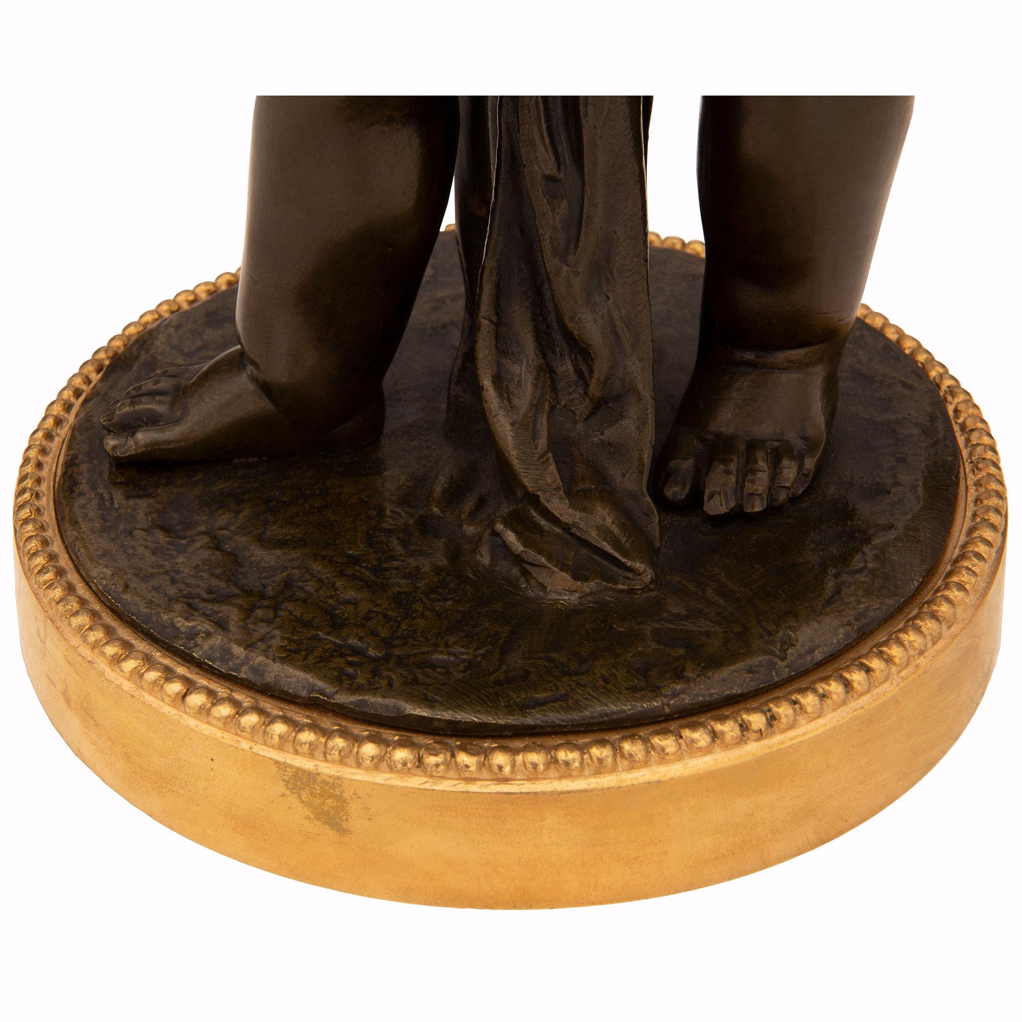 Coppia di statue francesi del XIX secolo in stile Luigi XVI in bronzo patinato e ormolu in vendita 3