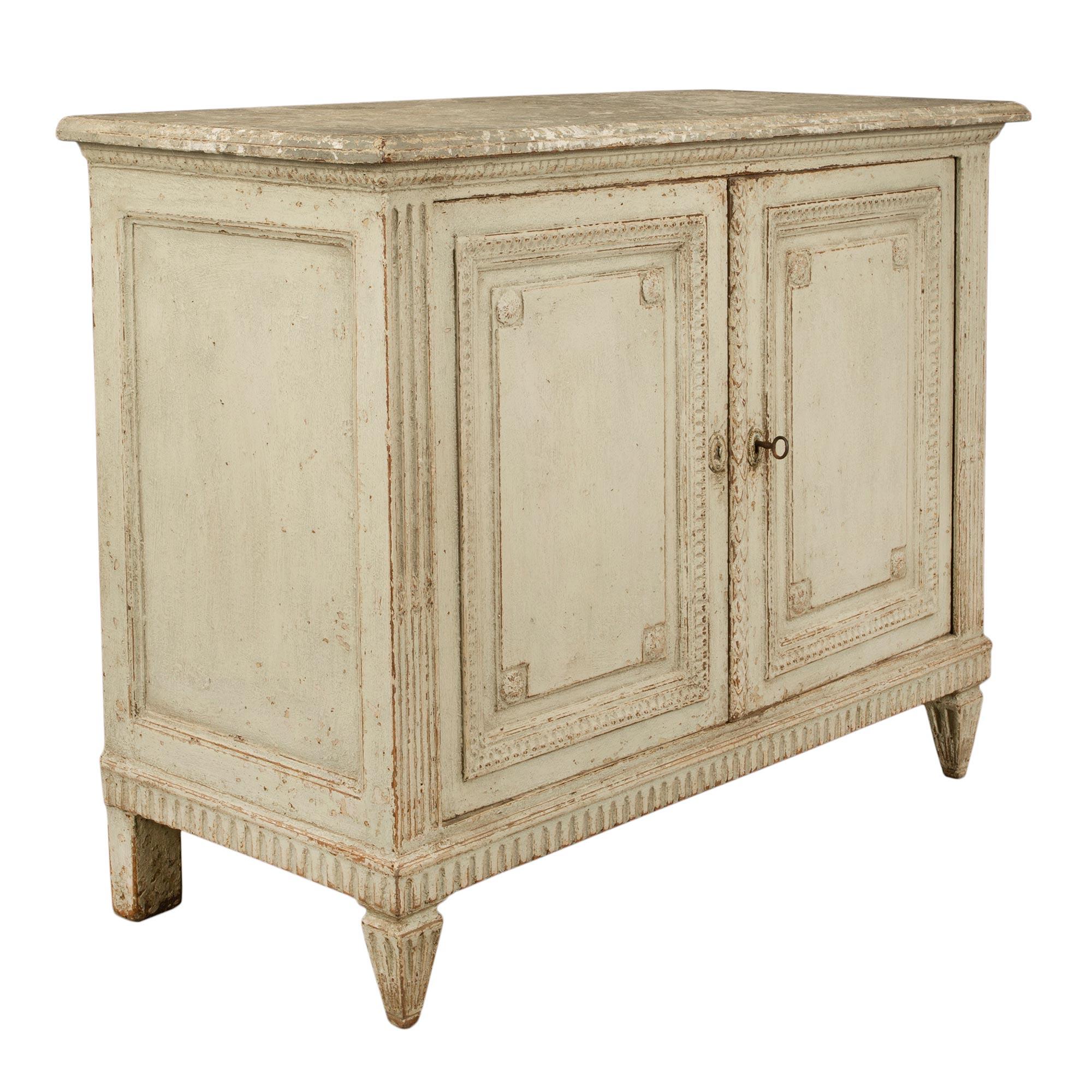 Patinato Coppia di Commode À Portes patinate in stile Luigi XVI del XIX secolo francese in vendita