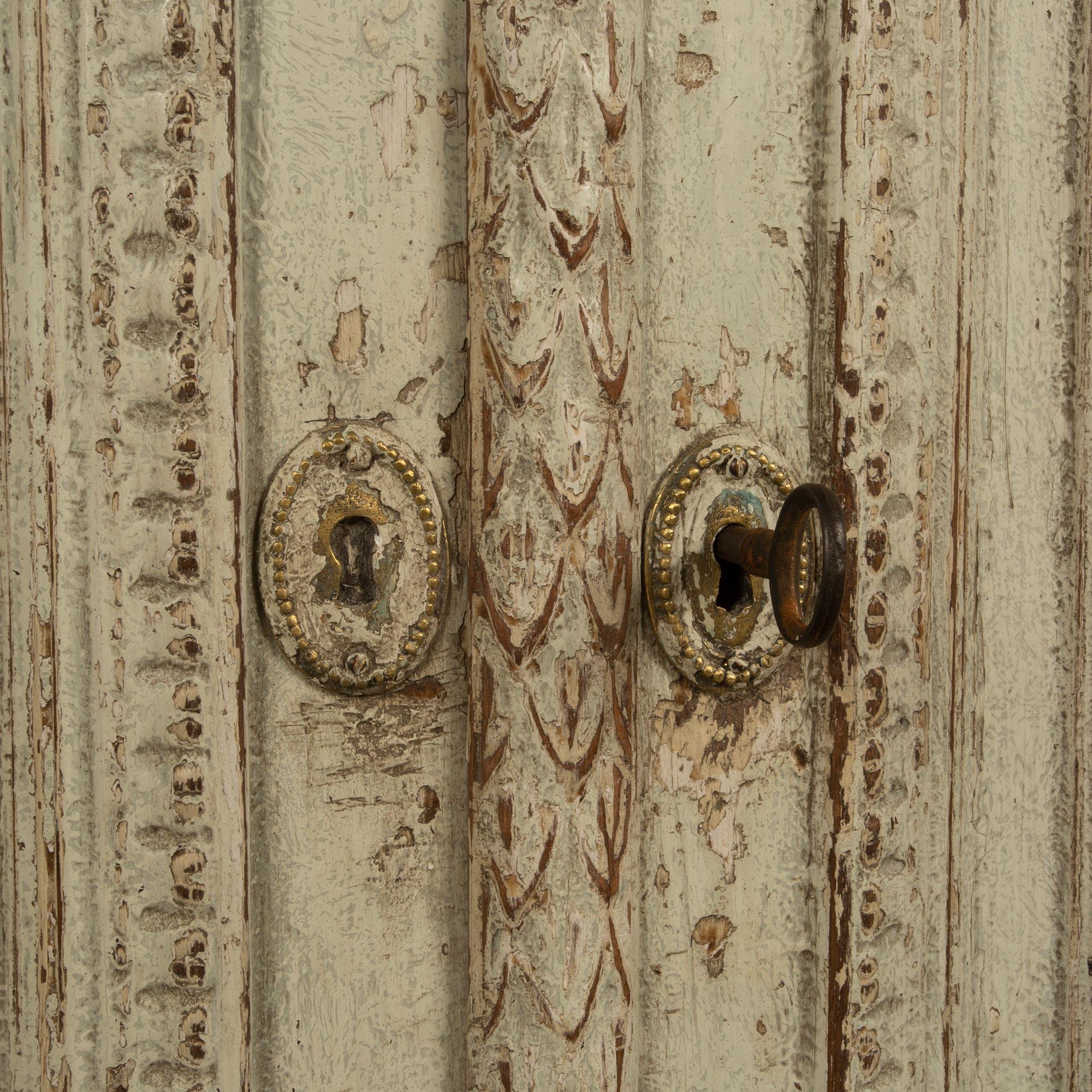 Legno Coppia di Commode À Portes patinate in stile Luigi XVI del XIX secolo francese in vendita