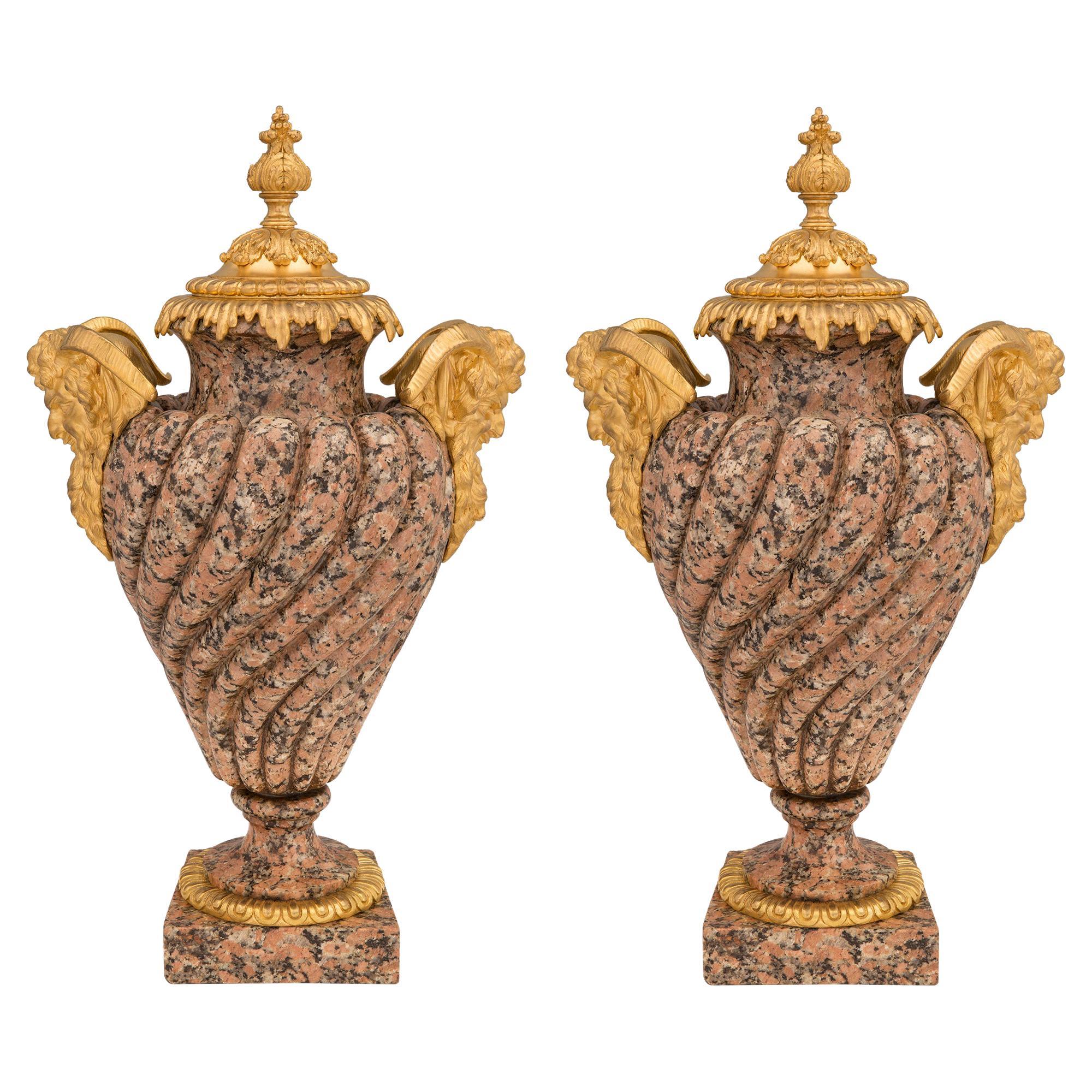 Pareja de Urnas Francesas del Siglo XIX Estilo Luis XVI de Granito Rosa y Ormolu