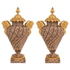 Paire d'urnes françaises de style Louis XVI du 19ème siècle en granit rose et bronze doré