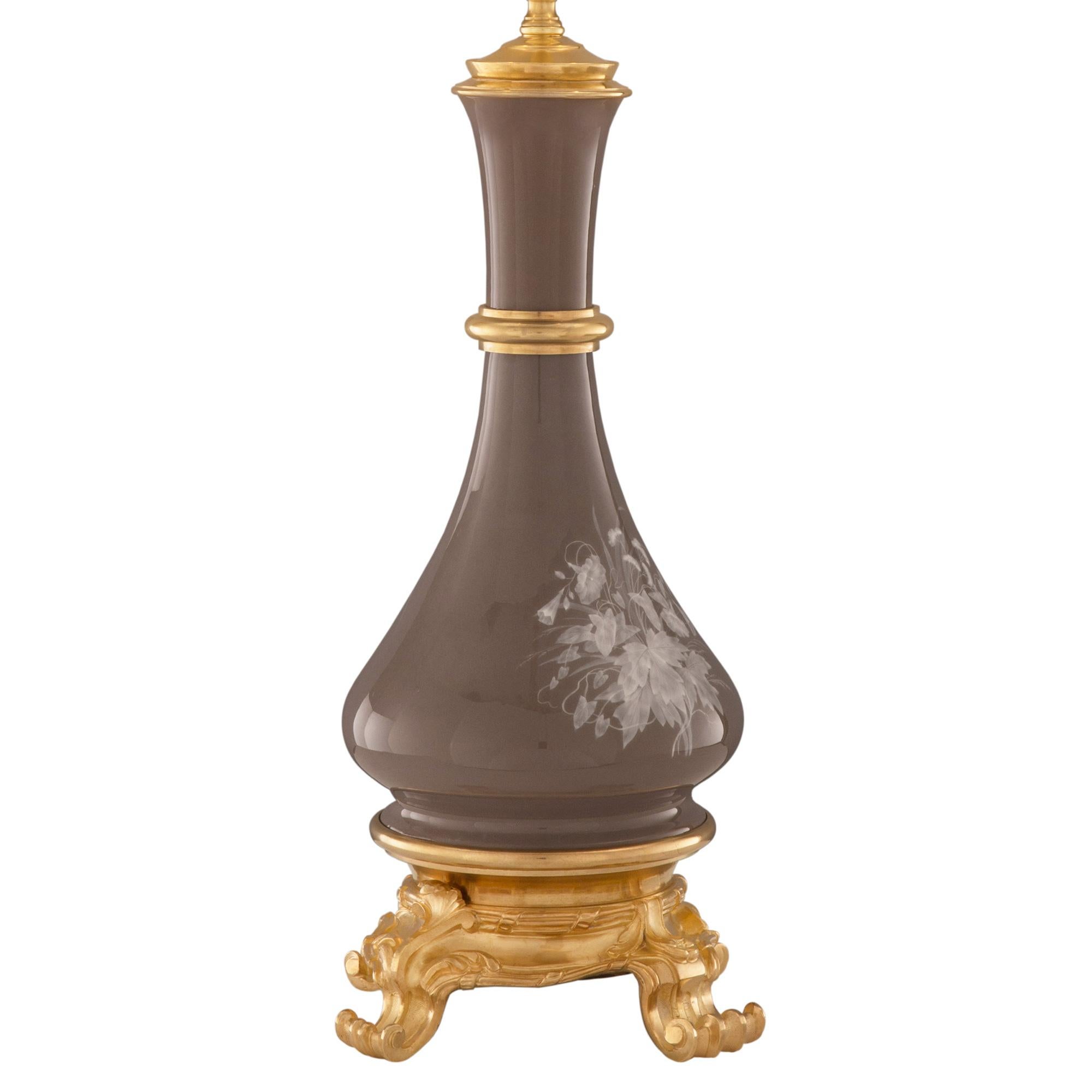 Français Paire de lampes françaises de style Louis XVI du 19ème siècle en porcelaine et bronze doré en vente