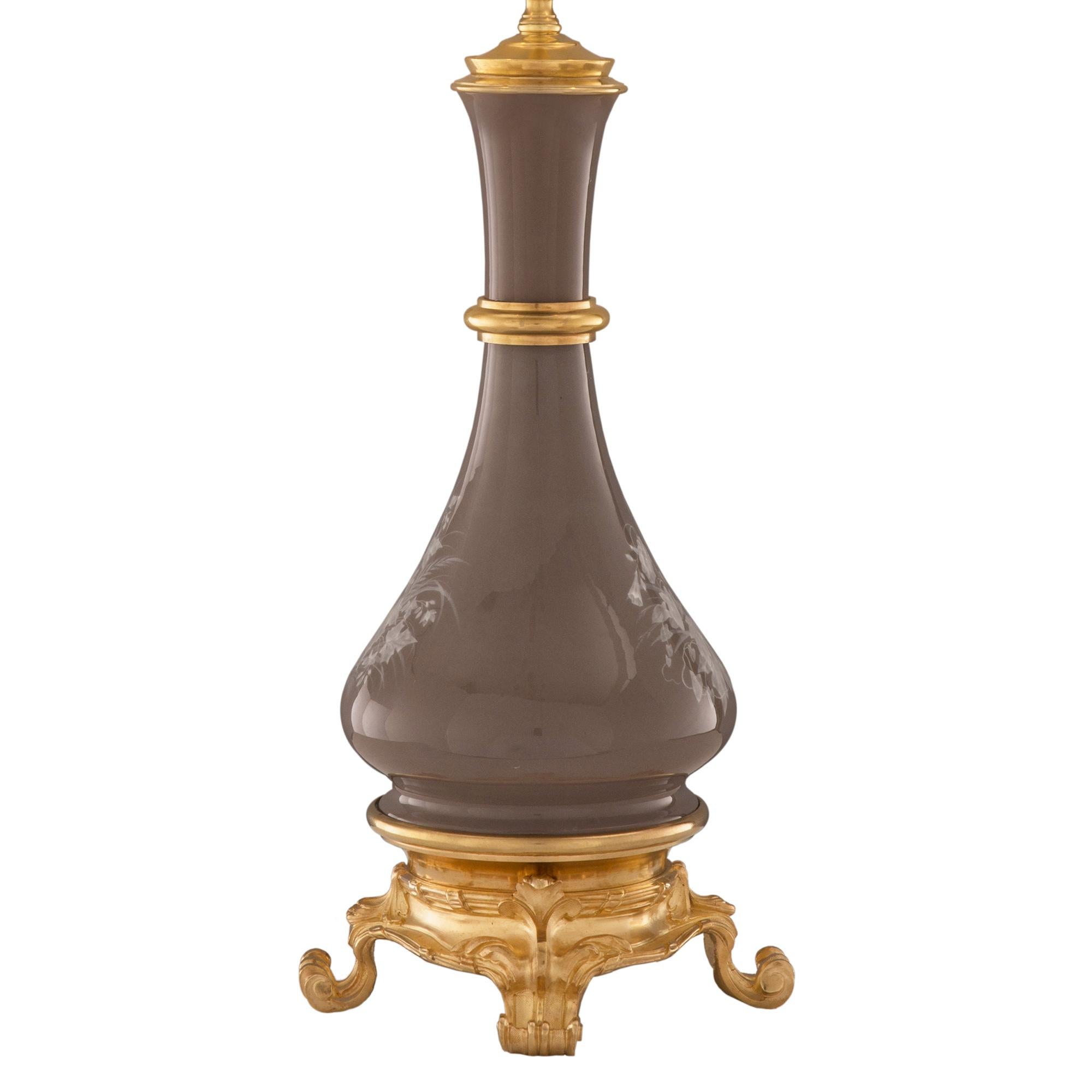 Paar französische Porzellan- und Goldbronze-Lampen im Louis-XVI-Stil des 19. Jahrhunderts (Französisch) im Angebot