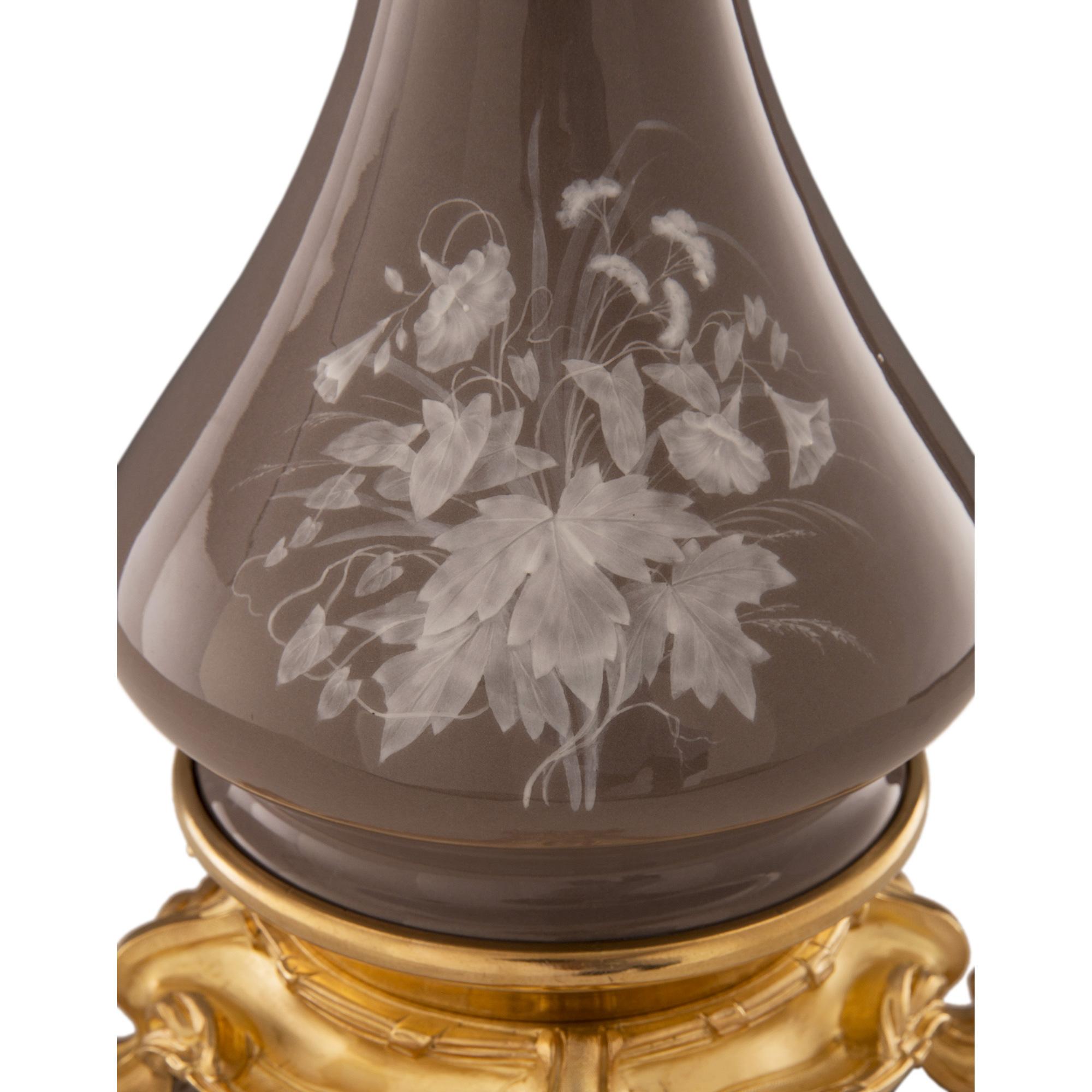 Paar französische Porzellan- und Goldbronze-Lampen im Louis-XVI-Stil des 19. Jahrhunderts im Angebot 3
