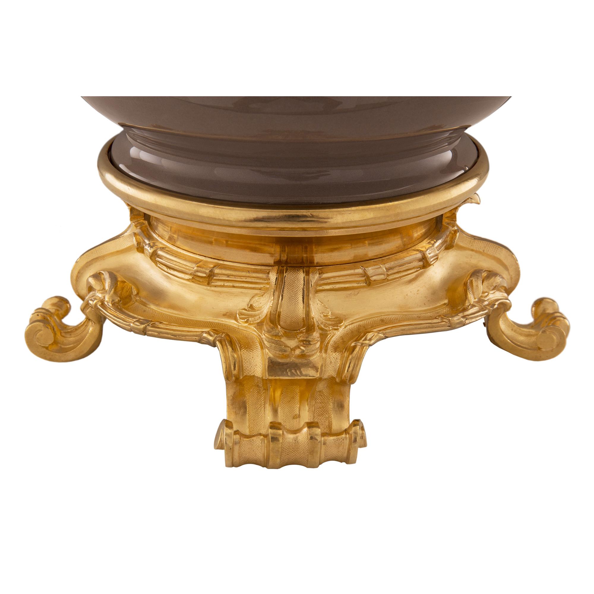 Paar französische Porzellan- und Goldbronze-Lampen im Louis-XVI-Stil des 19. Jahrhunderts im Angebot 4