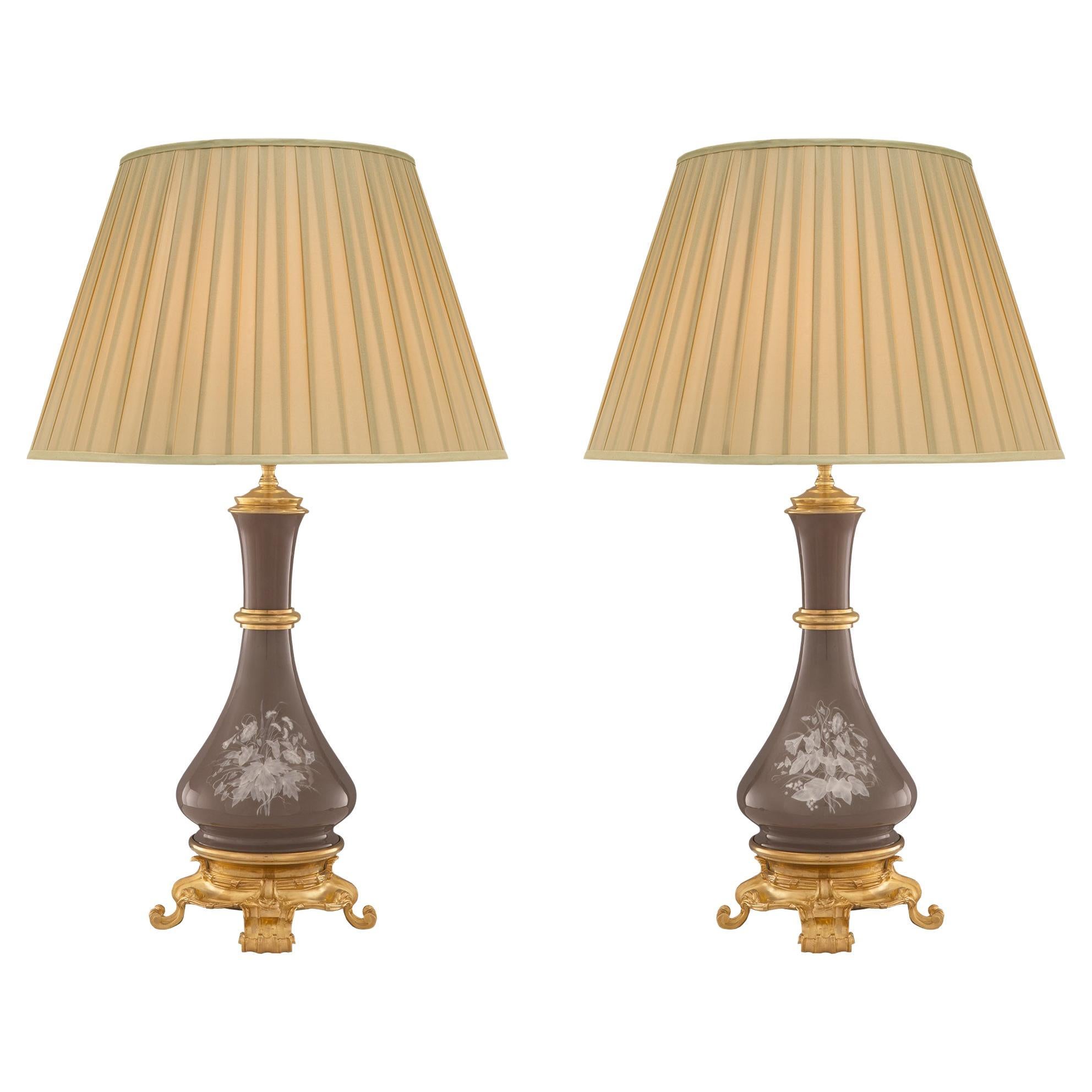 Paar französische Porzellan- und Goldbronze-Lampen im Louis-XVI-Stil des 19. Jahrhunderts