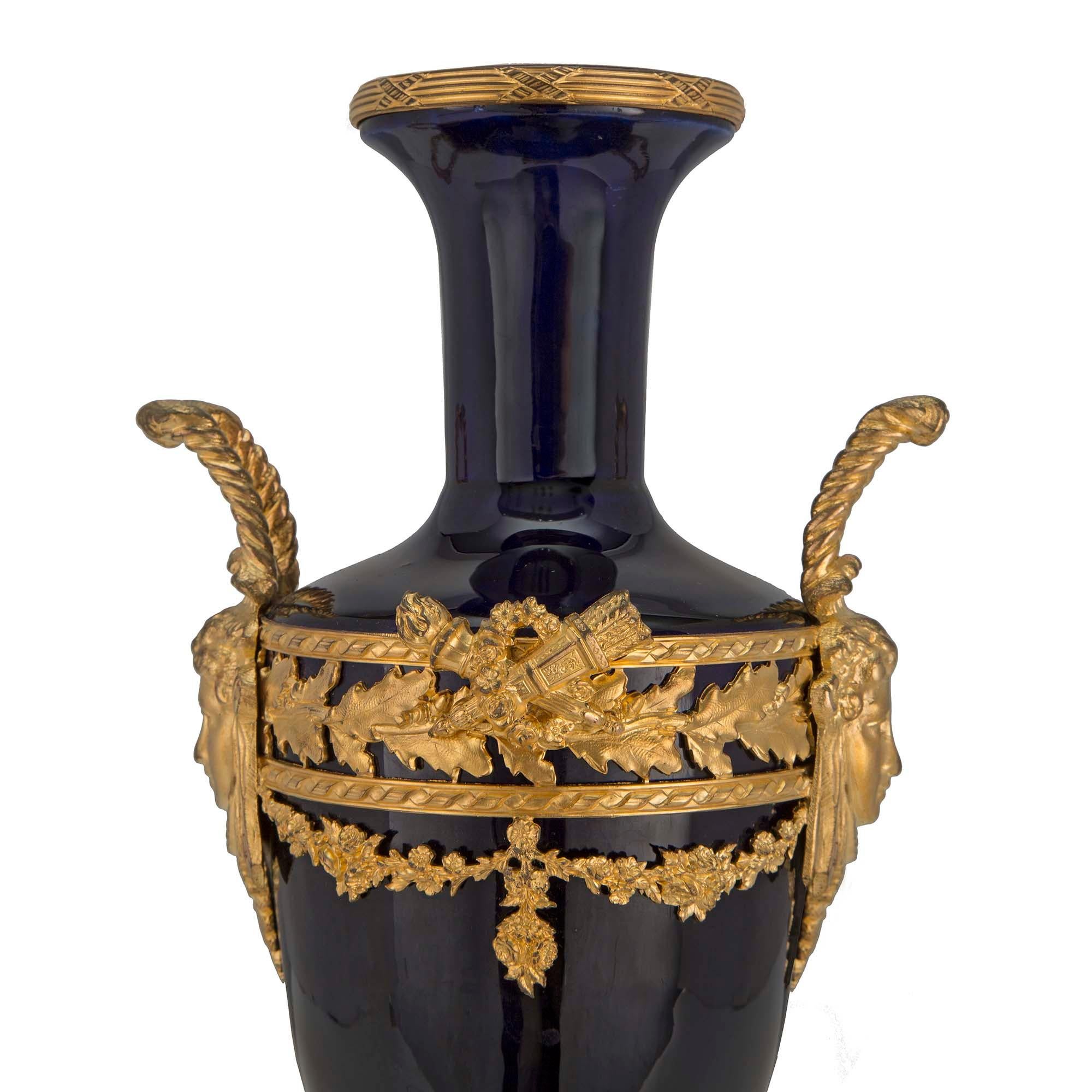 Paar französische Porzellan- und Goldbronze-Vasen im Louis-XVI-Stil des 19. Jahrhunderts (Französisch) im Angebot