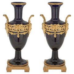 Paar französische Porzellan- und Goldbronze-Vasen im Louis-XVI-Stil des 19. Jahrhunderts
