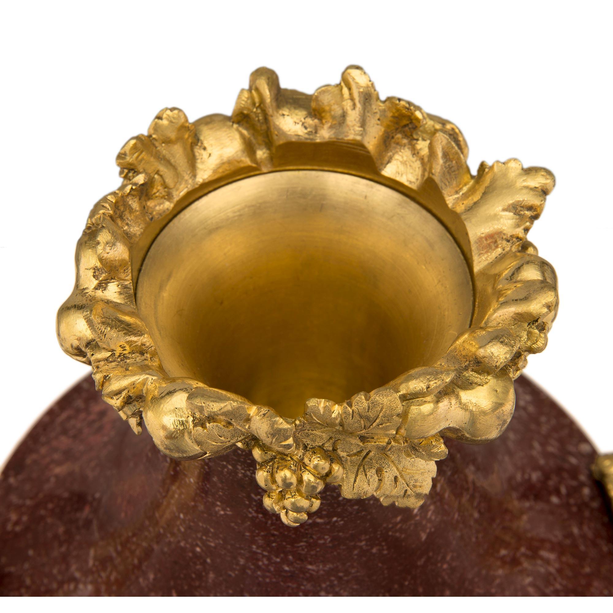 Porphyre Paire d'urnes à couvercle en porphyre et bronze doré de style Louis XVI du 19ème siècle français en vente