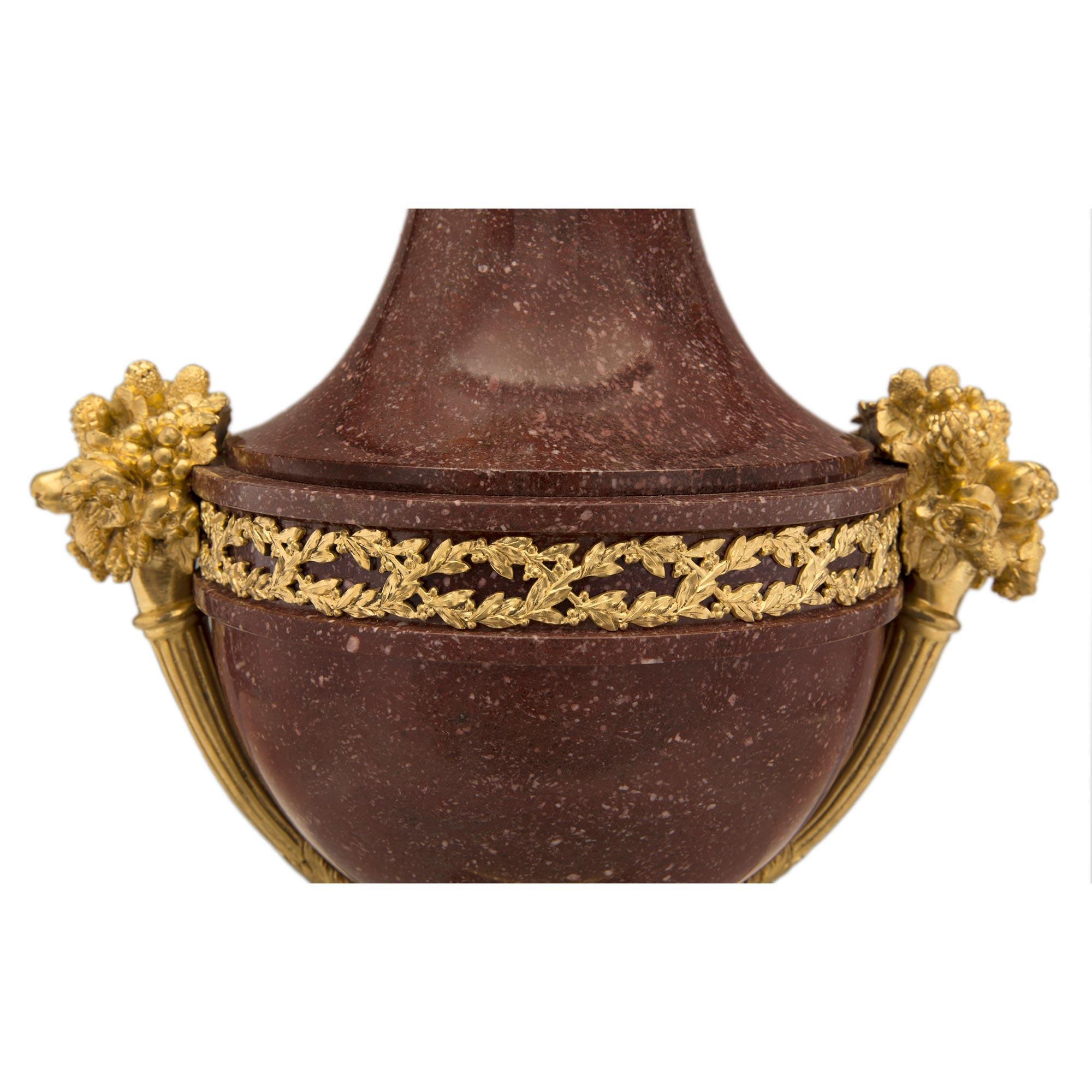 Paire d'urnes à couvercle en porphyre et bronze doré de style Louis XVI du 19ème siècle français en vente 1