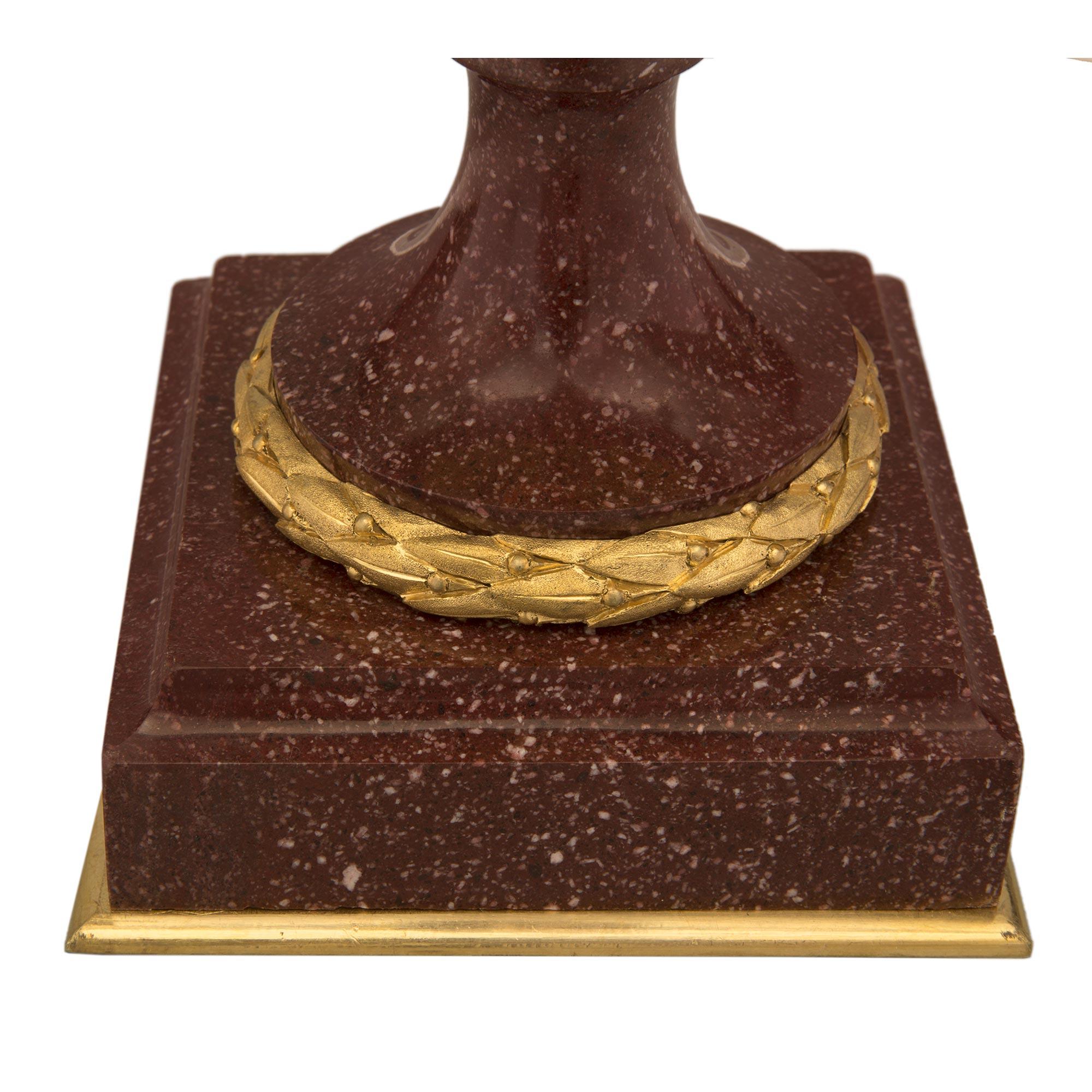 Paire d'urnes à couvercle en porphyre et bronze doré de style Louis XVI du 19ème siècle français en vente 3