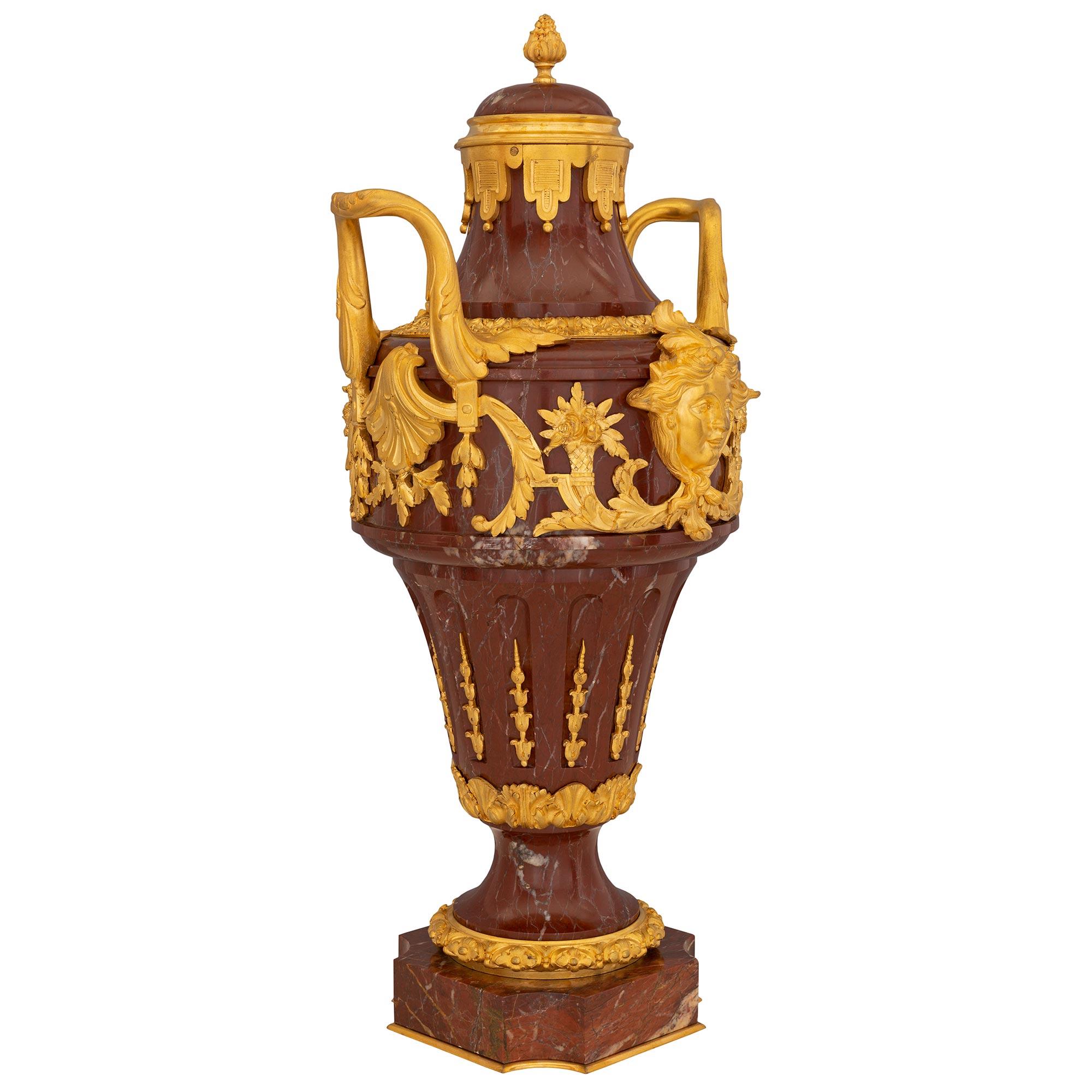 Una splendida coppia di urne francesi del XIX secolo in stile Luigi XVI. Rouge e urne in ormeggio. Ogni urna è sollevata da una base quadrata con angoli concavi e un filetto decorativo inferiore in ormolu. Il piedistallo a scialle è decorato con una