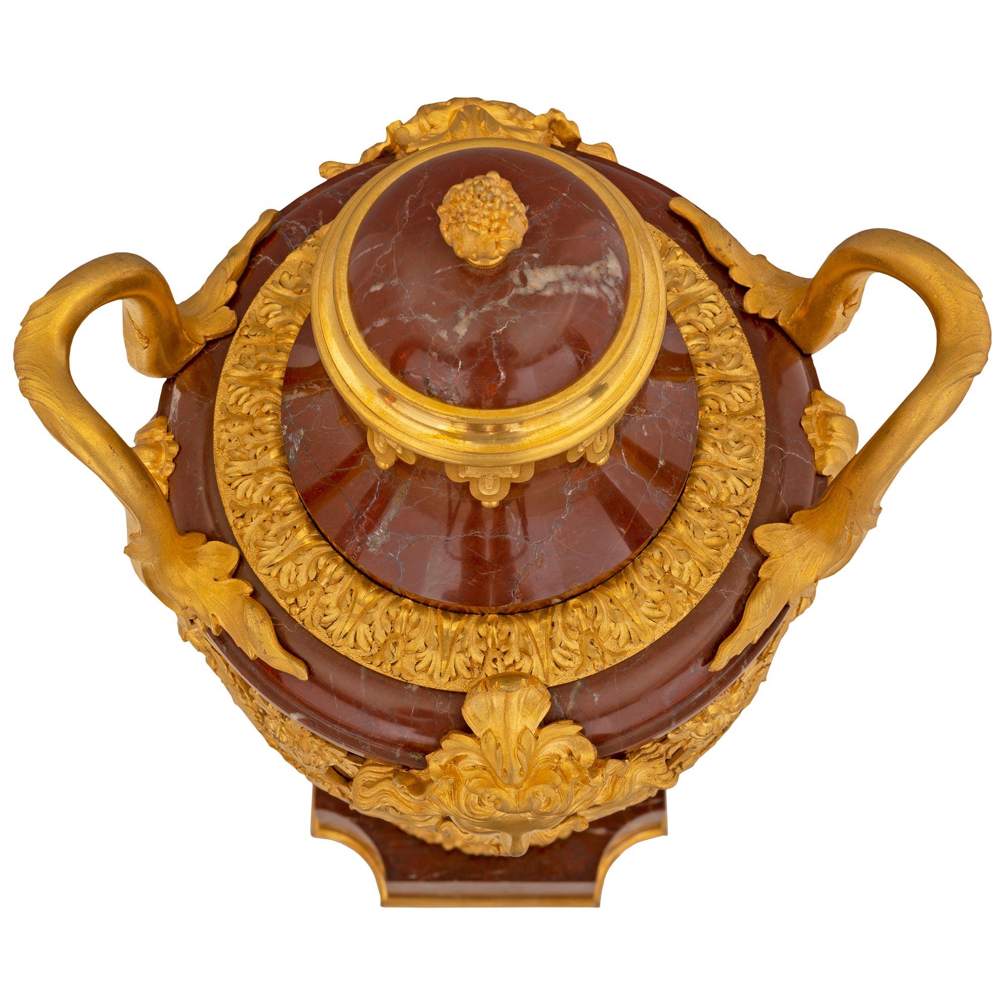 Similoro Coppia di urne francesi del XIX secolo in stile Luigi XVI in marmo rosso e ormeggio in vendita
