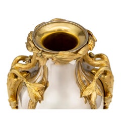 Coppia di urne francesi del XIX secolo in stile Luigi XVI in bronzo argentato e ormeggio