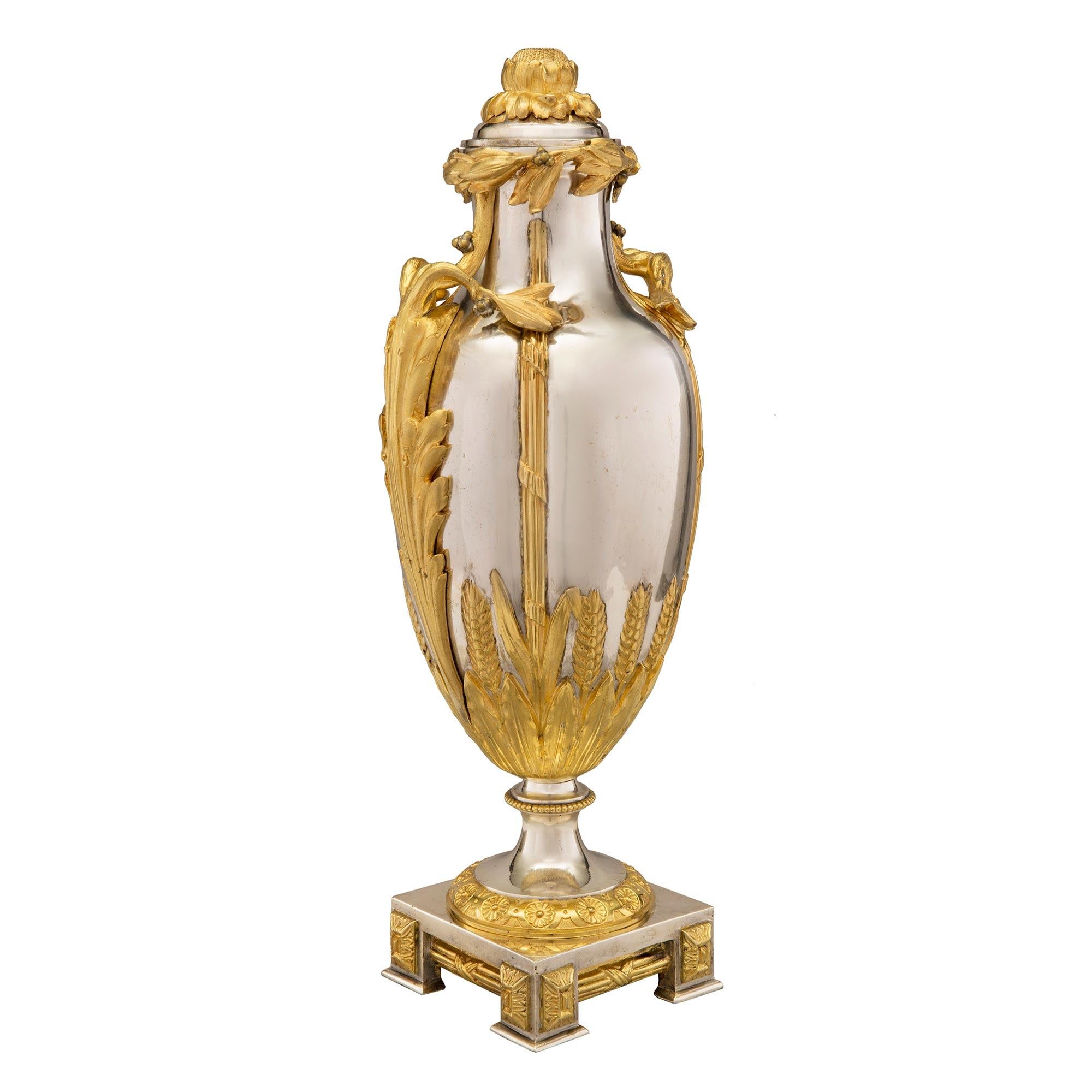Français Paire d'urnes françaises de style Louis XVI du 19ème siècle en bronze argenté et bronze doré en vente