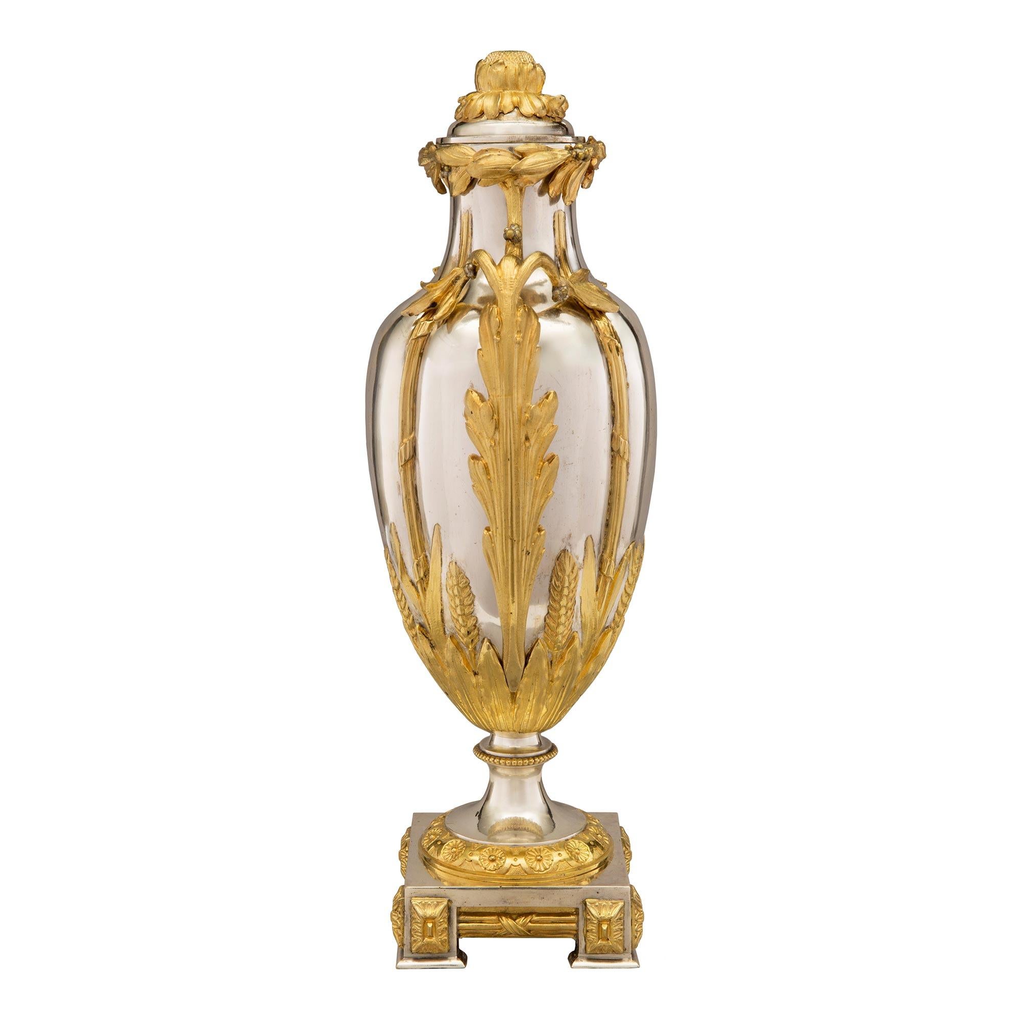 Argenté Paire d'urnes françaises de style Louis XVI du 19ème siècle en bronze argenté et bronze doré en vente