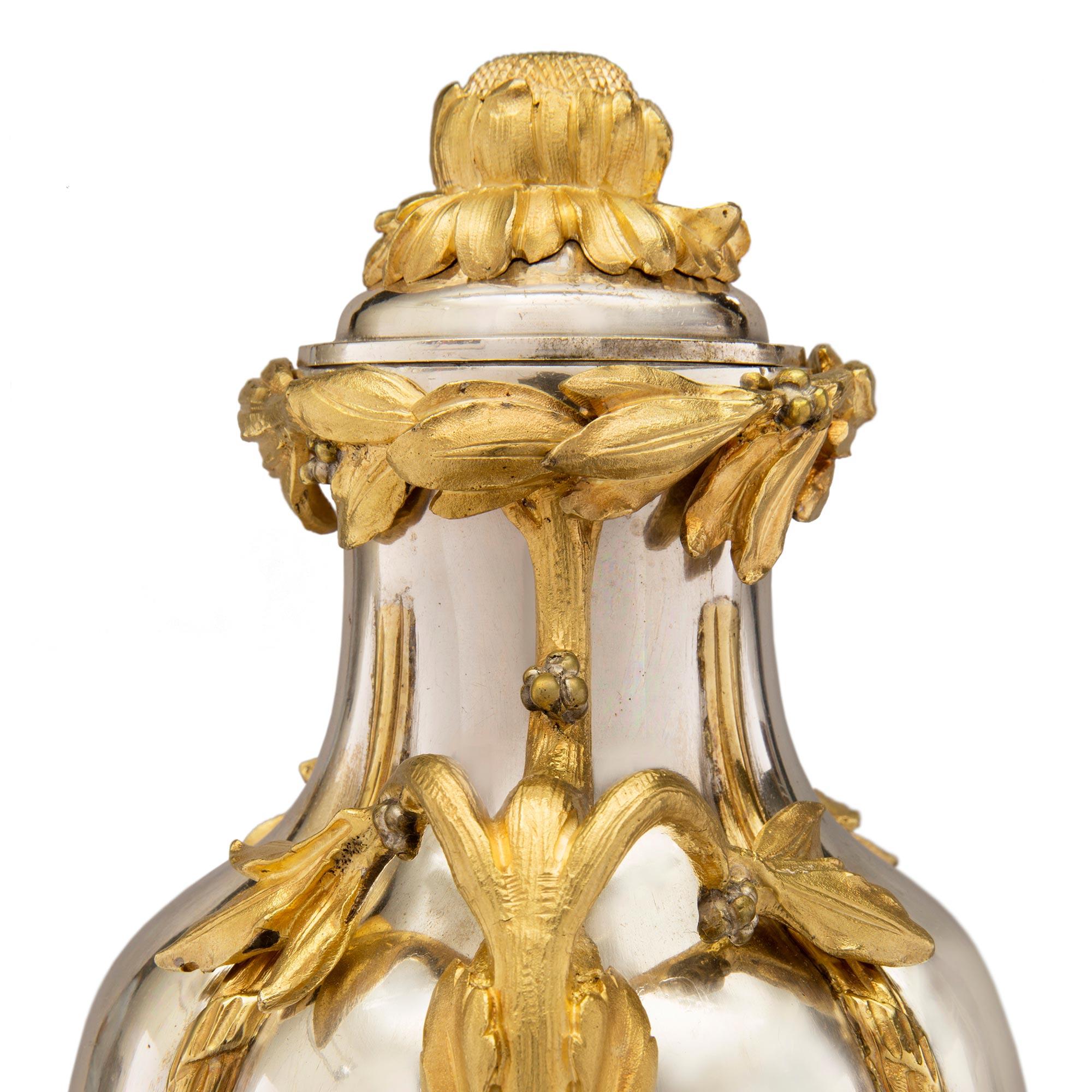 Paire d'urnes françaises de style Louis XVI du 19ème siècle en bronze argenté et bronze doré Bon état - En vente à West Palm Beach, FL