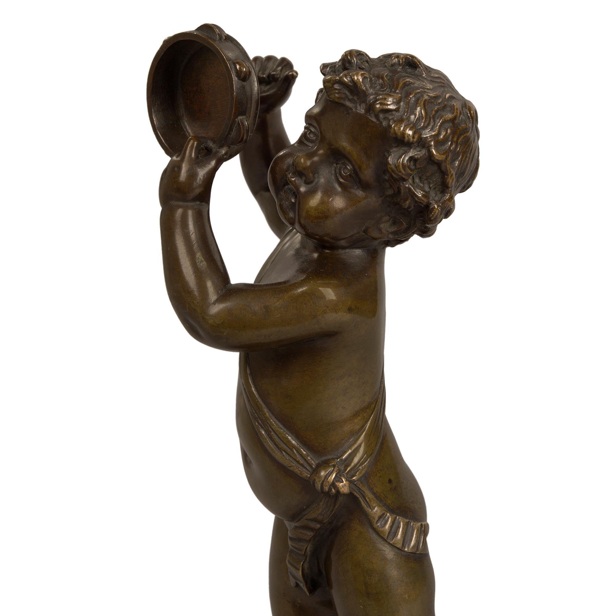 Pareja de estatuas francesas del siglo XIX estilo Luis XVI firmadas Clodion en venta 2