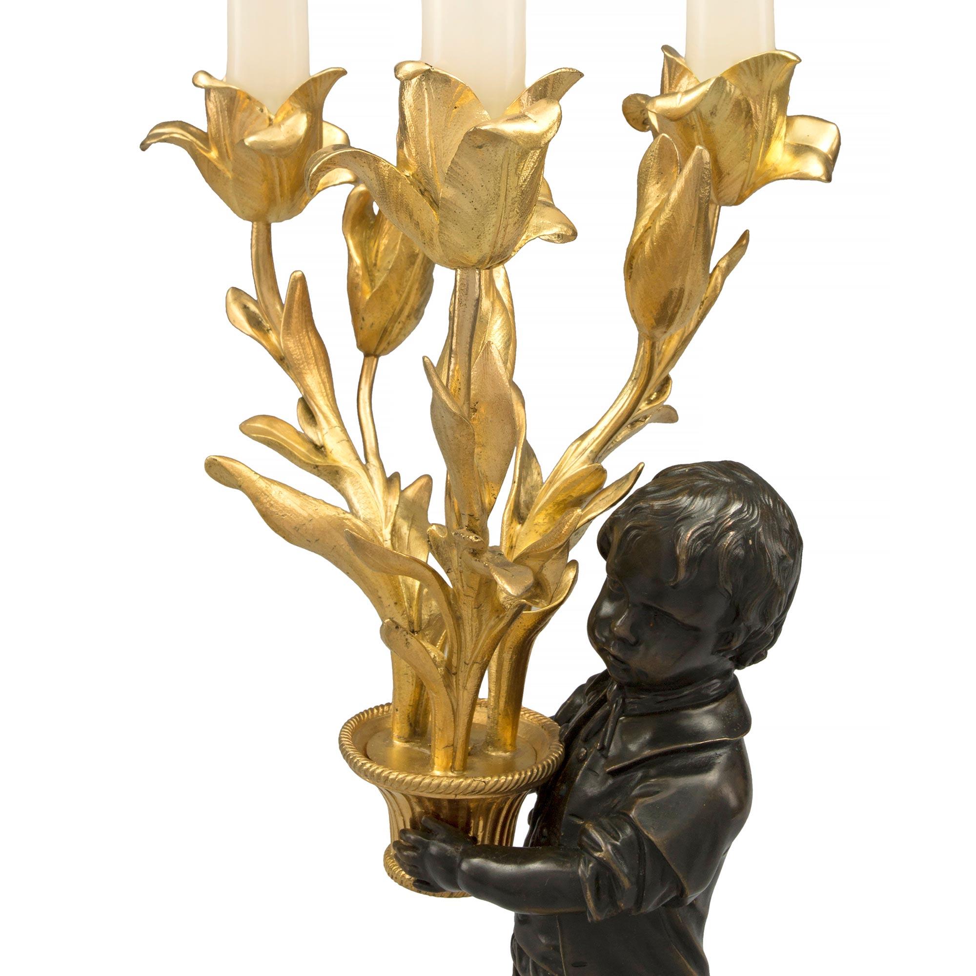 Patinato Coppia di candelabri a tre bracci in stile Luigi XVI francese del XIX secolo in vendita