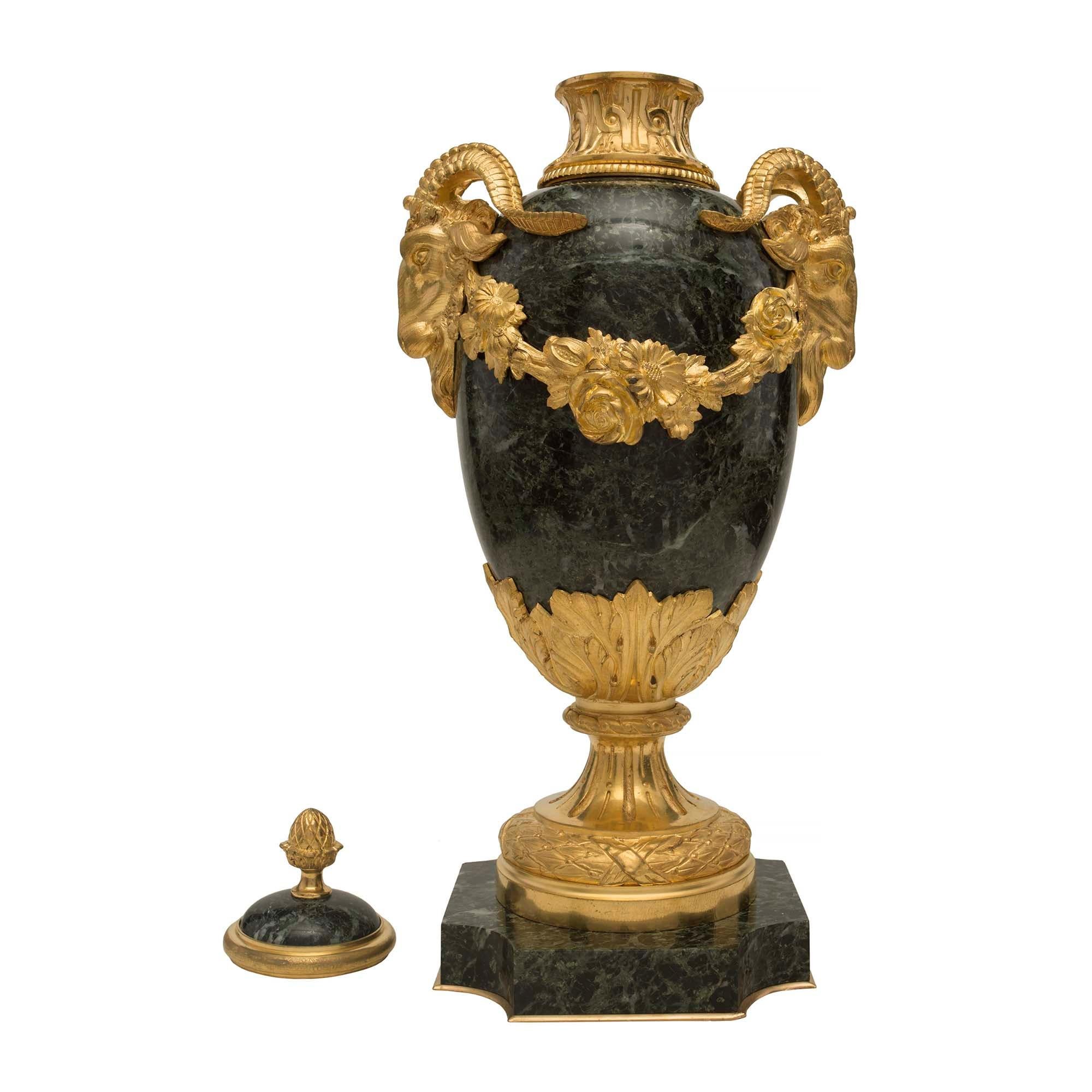 Paar französische Urnen aus vergoldetem Marmor im Louis-XVI-Stil des 19. Jahrhunderts mit Deckeln (Louis XVI.) im Angebot