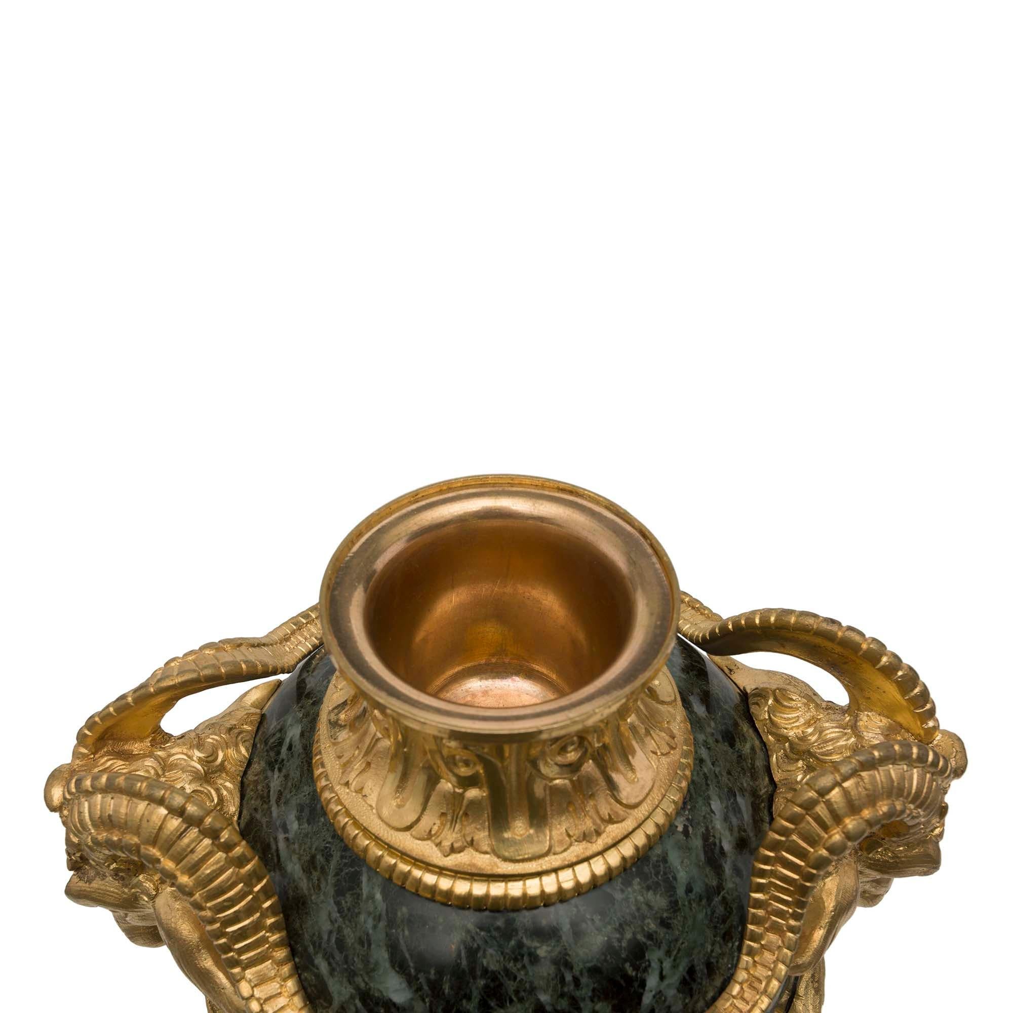 Paar französische Urnen aus vergoldetem Marmor im Louis-XVI-Stil des 19. Jahrhunderts mit Deckeln im Zustand „Gut“ im Angebot in West Palm Beach, FL