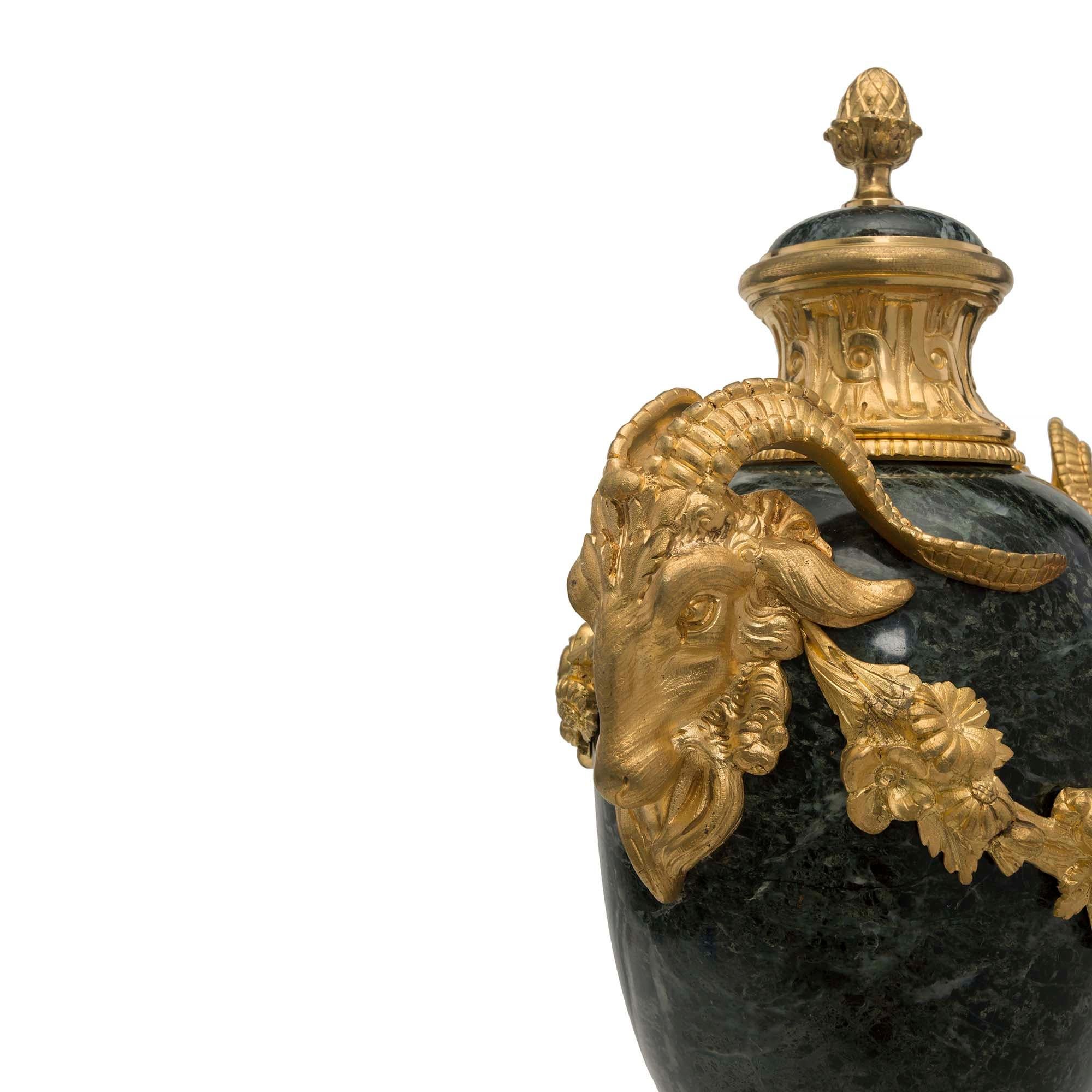 Paar französische Urnen aus vergoldetem Marmor im Louis-XVI-Stil des 19. Jahrhunderts mit Deckeln (Goldbronze) im Angebot