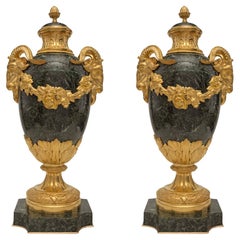 Paar französische Urnen aus vergoldetem Marmor im Louis-XVI-Stil des 19. Jahrhunderts mit Deckeln