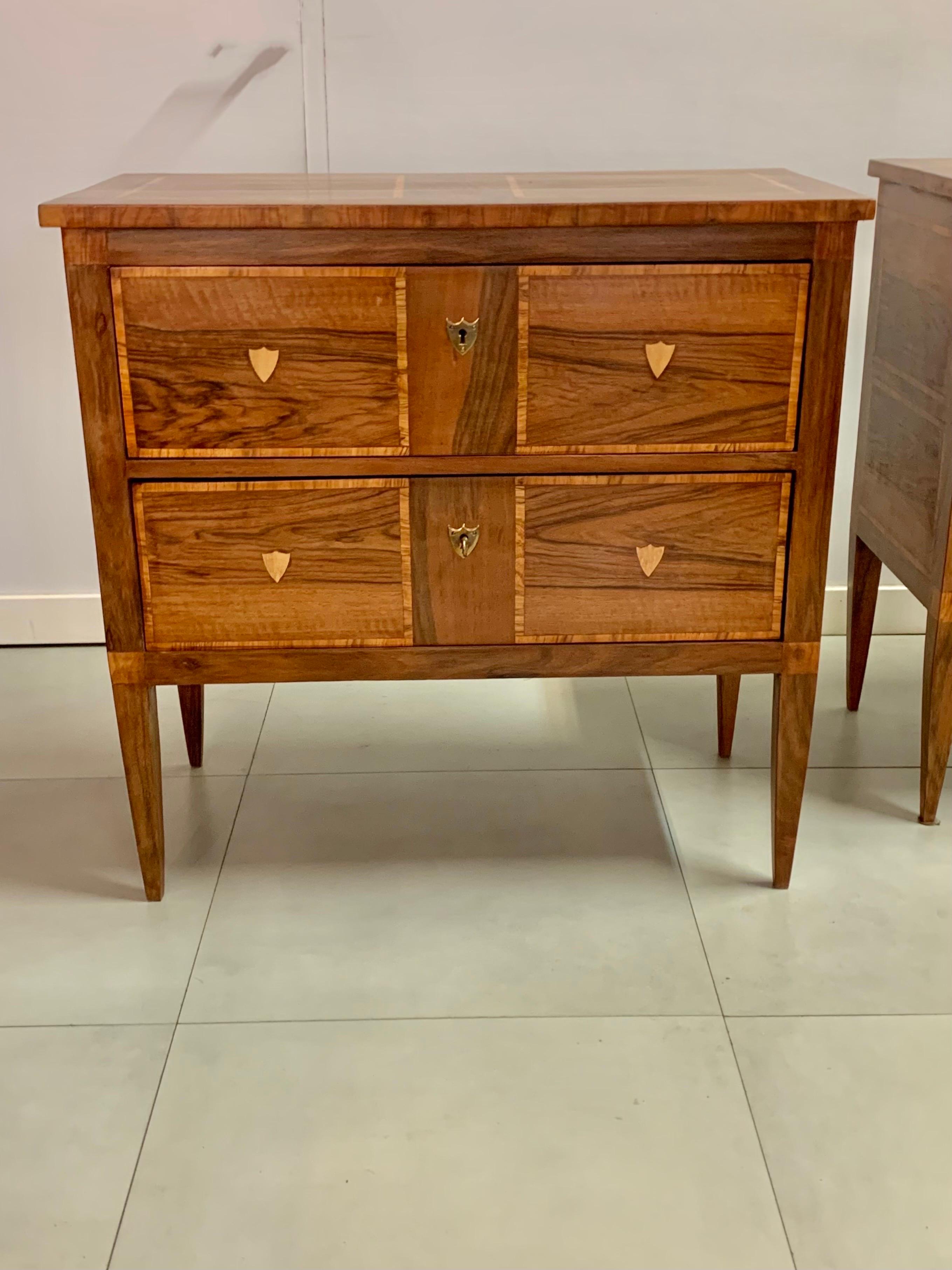 Pair of French 19th Century Louis XVI Style Walnut and Marquetry Commodes In Good Condition In Madrid, ES