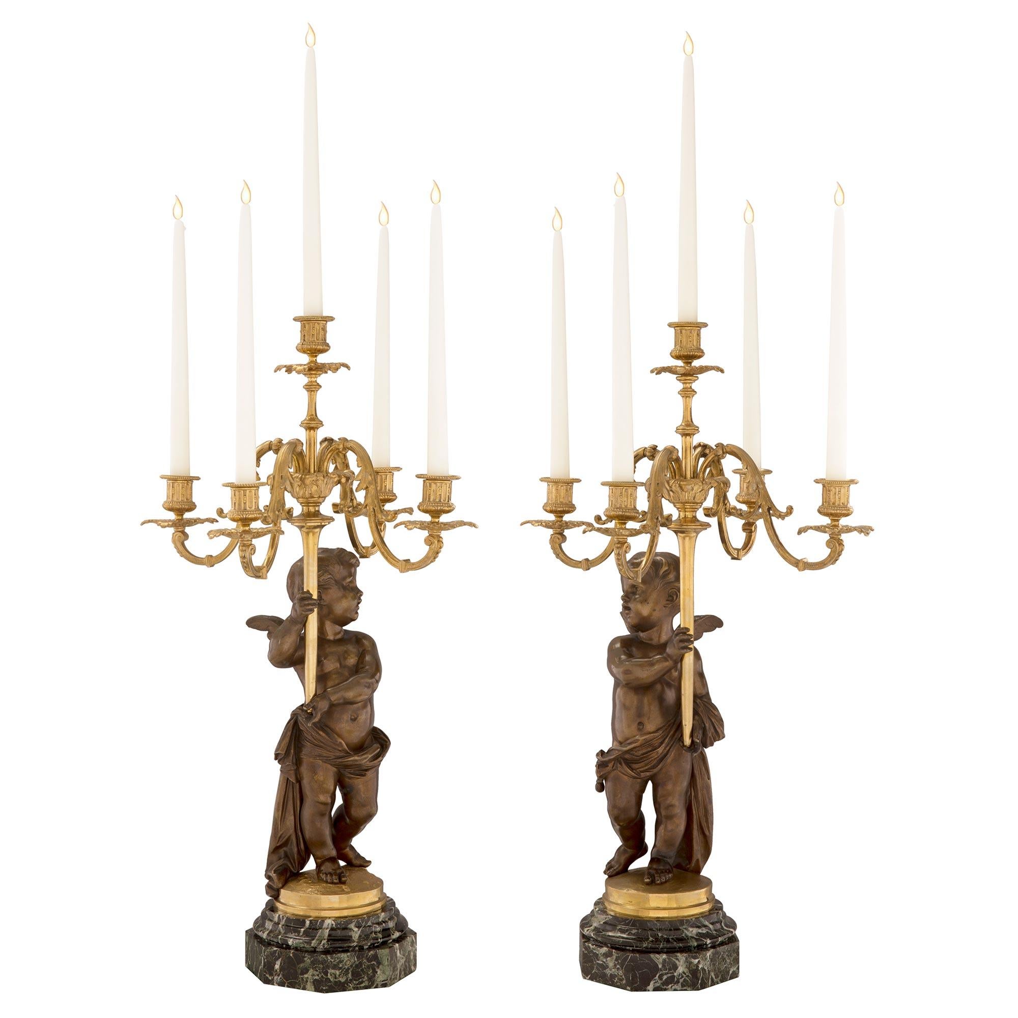 Patinato Coppia di candelabri francesi del XIX secolo in stile Luigi XVI con cherubino alato in vendita