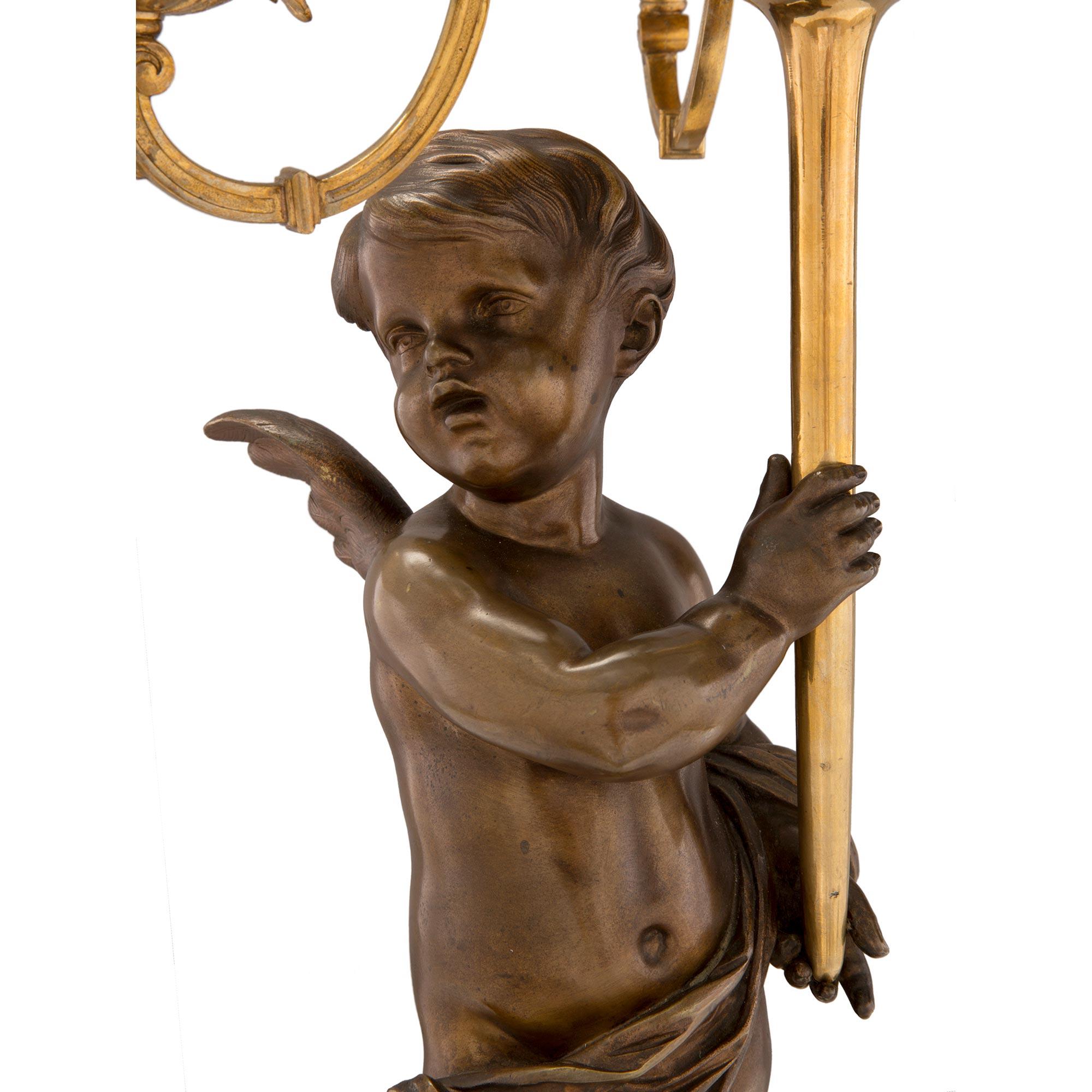 Bronzo Coppia di candelabri francesi del XIX secolo in stile Luigi XVI con cherubino alato in vendita