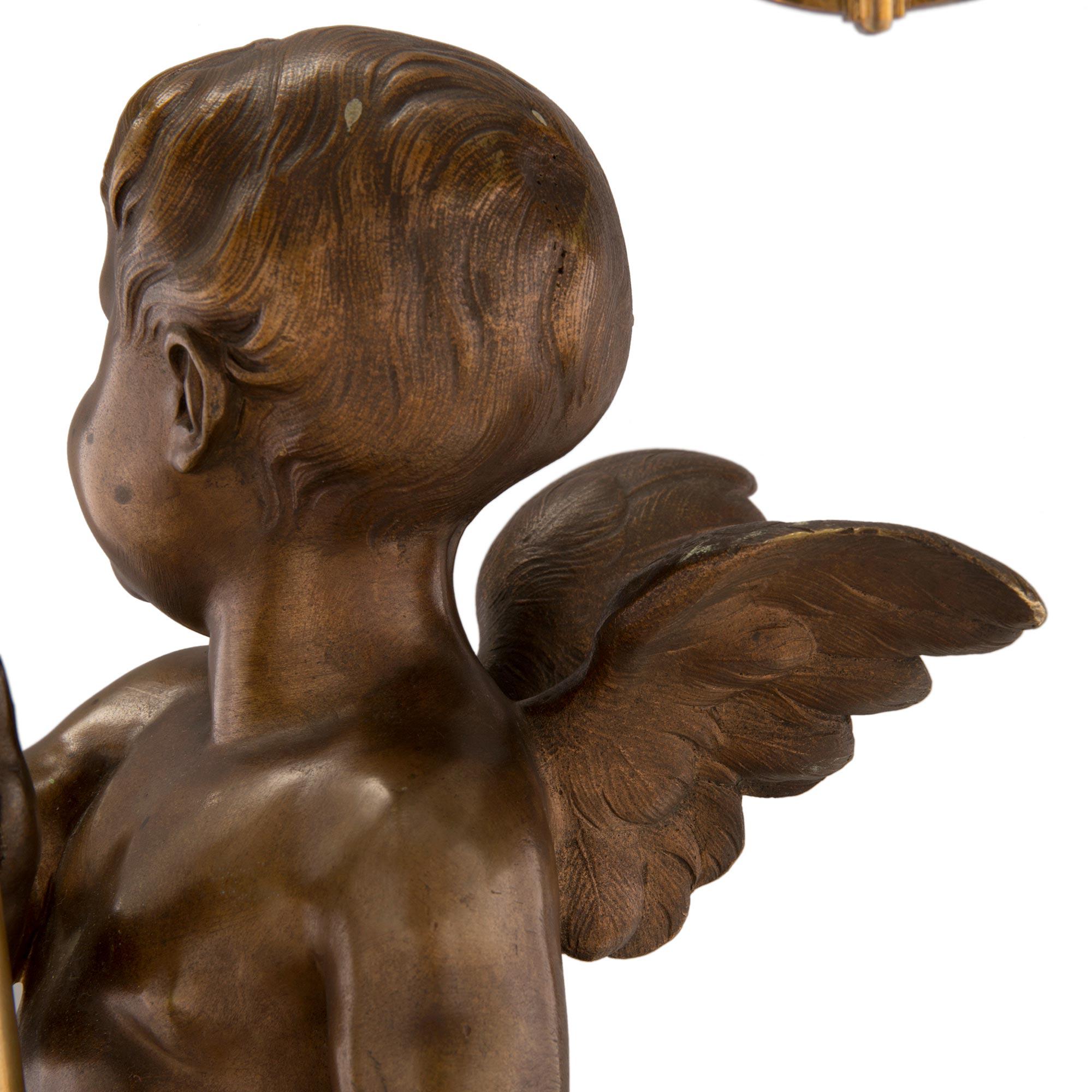Coppia di candelabri francesi del XIX secolo in stile Luigi XVI con cherubino alato in vendita 2
