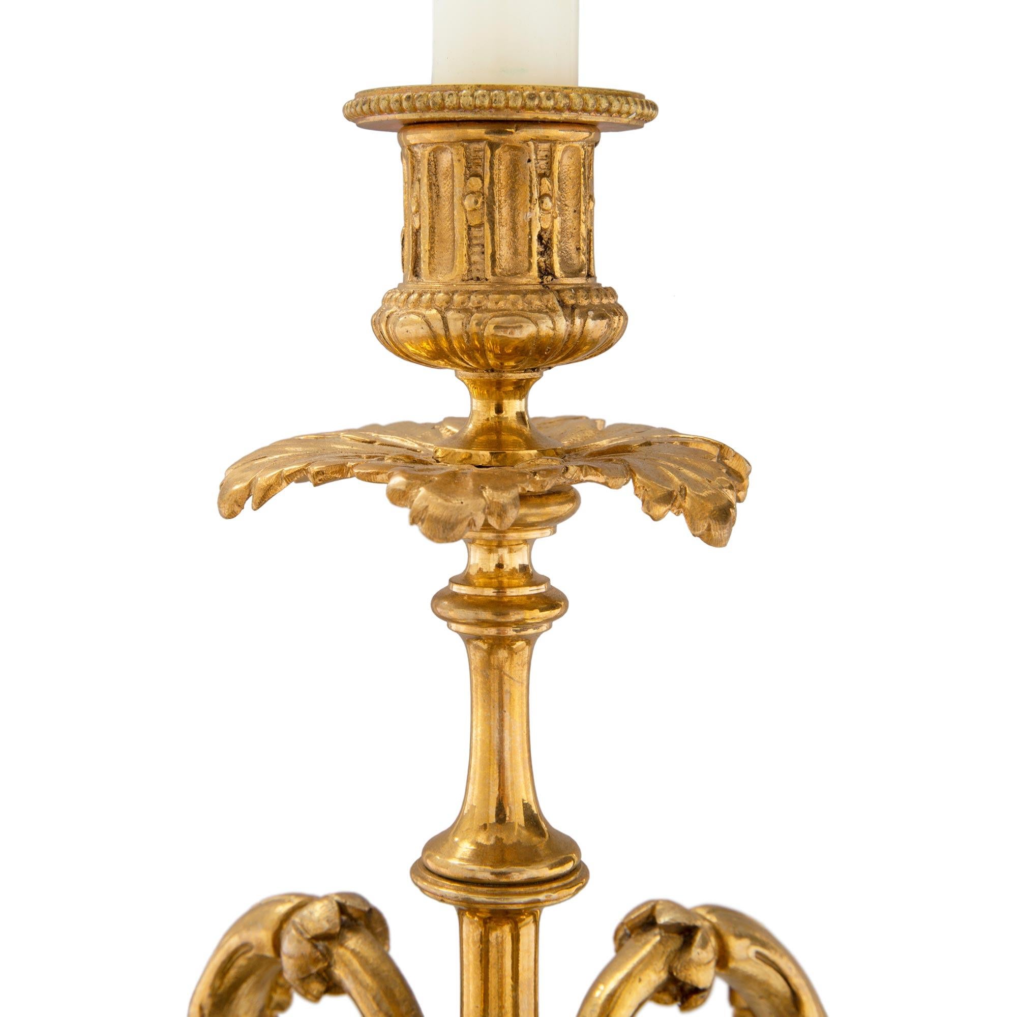 Coppia di candelabri francesi del XIX secolo in stile Luigi XVI con cherubino alato in vendita 3