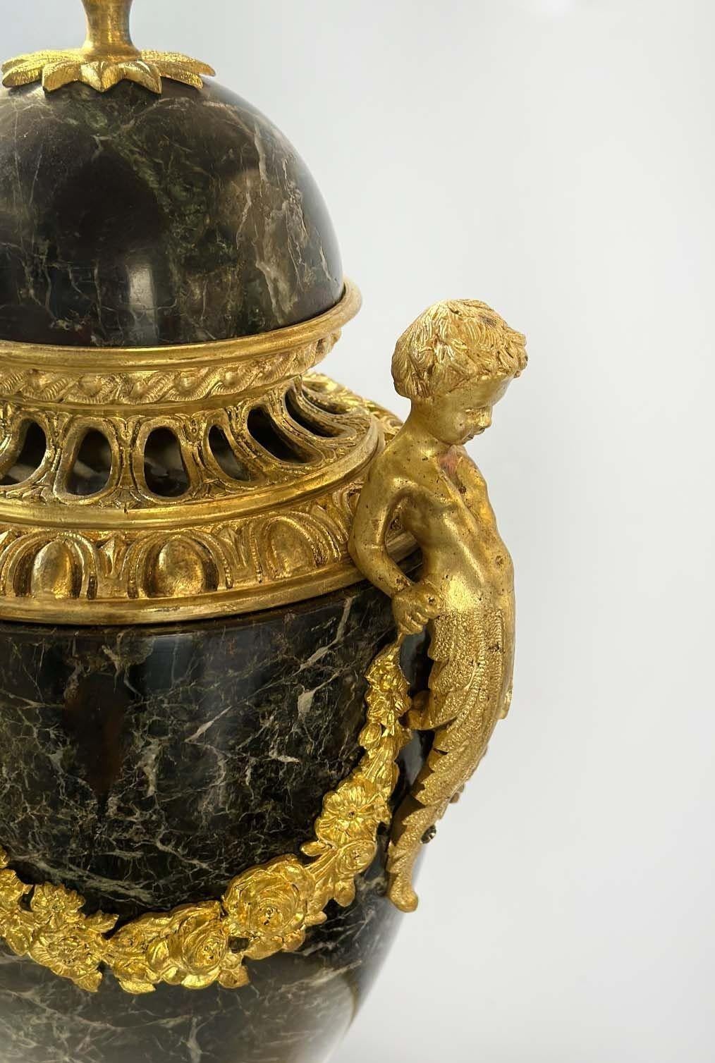 Paar französische Urnen aus Bronze und Marmor im Stil Luis XVI. des 19. Jahrhunderts im Zustand „Gut“ im Angebot in Los Angeles, CA