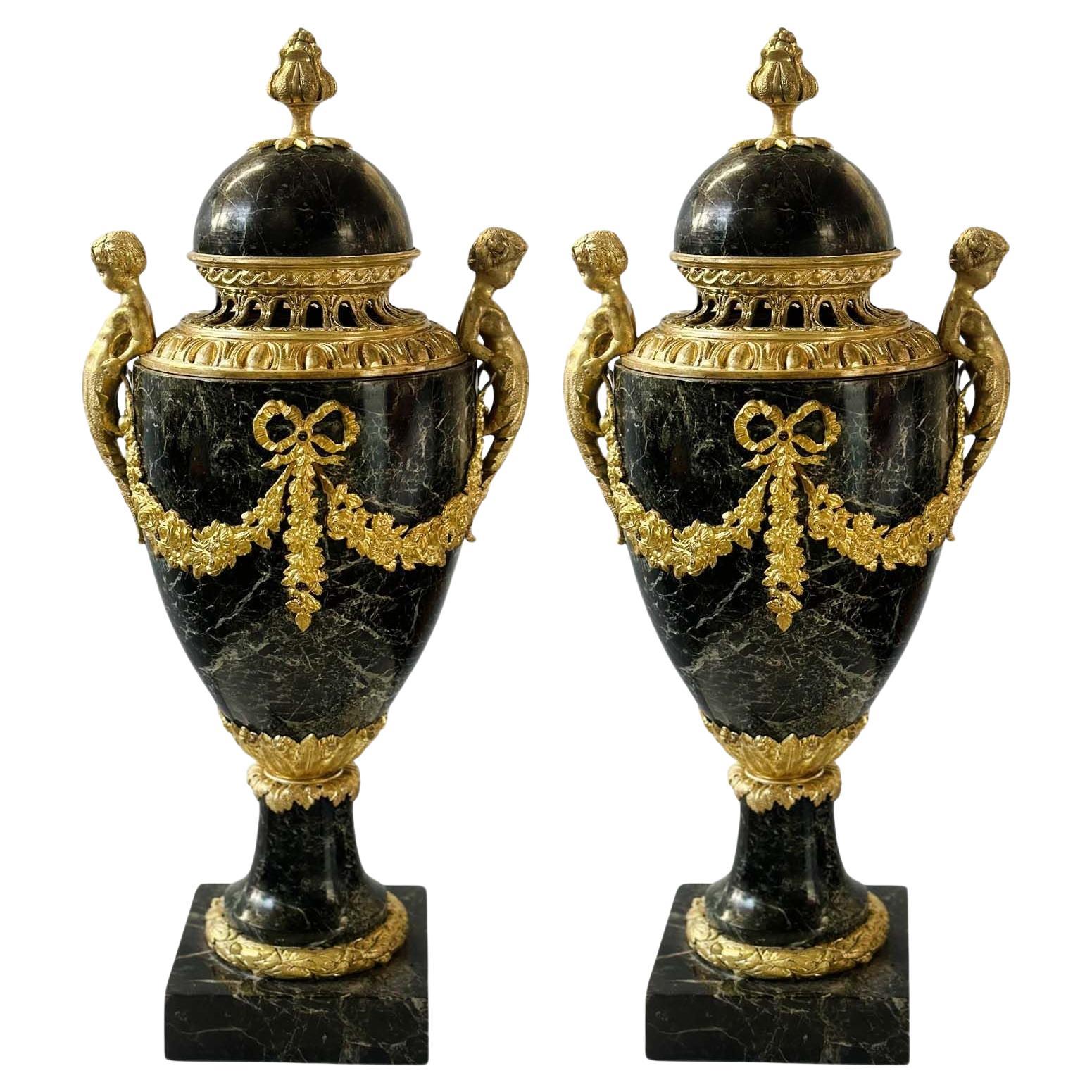 Paire d'urnes Luis XVI du 19ème siècle en bronze et marbre en vente